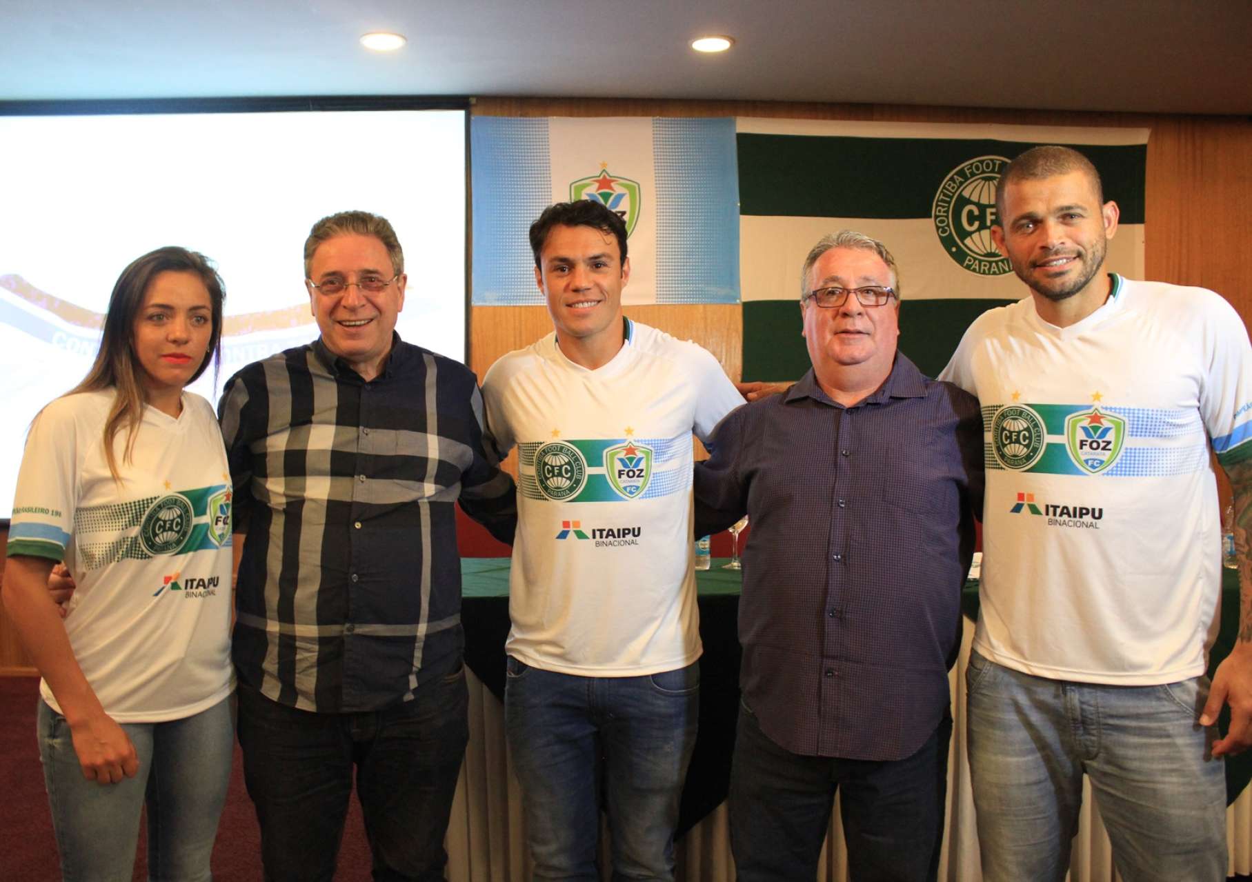 Pelo futebol feminino, Coxa abra�a projeto Foz Cataratas