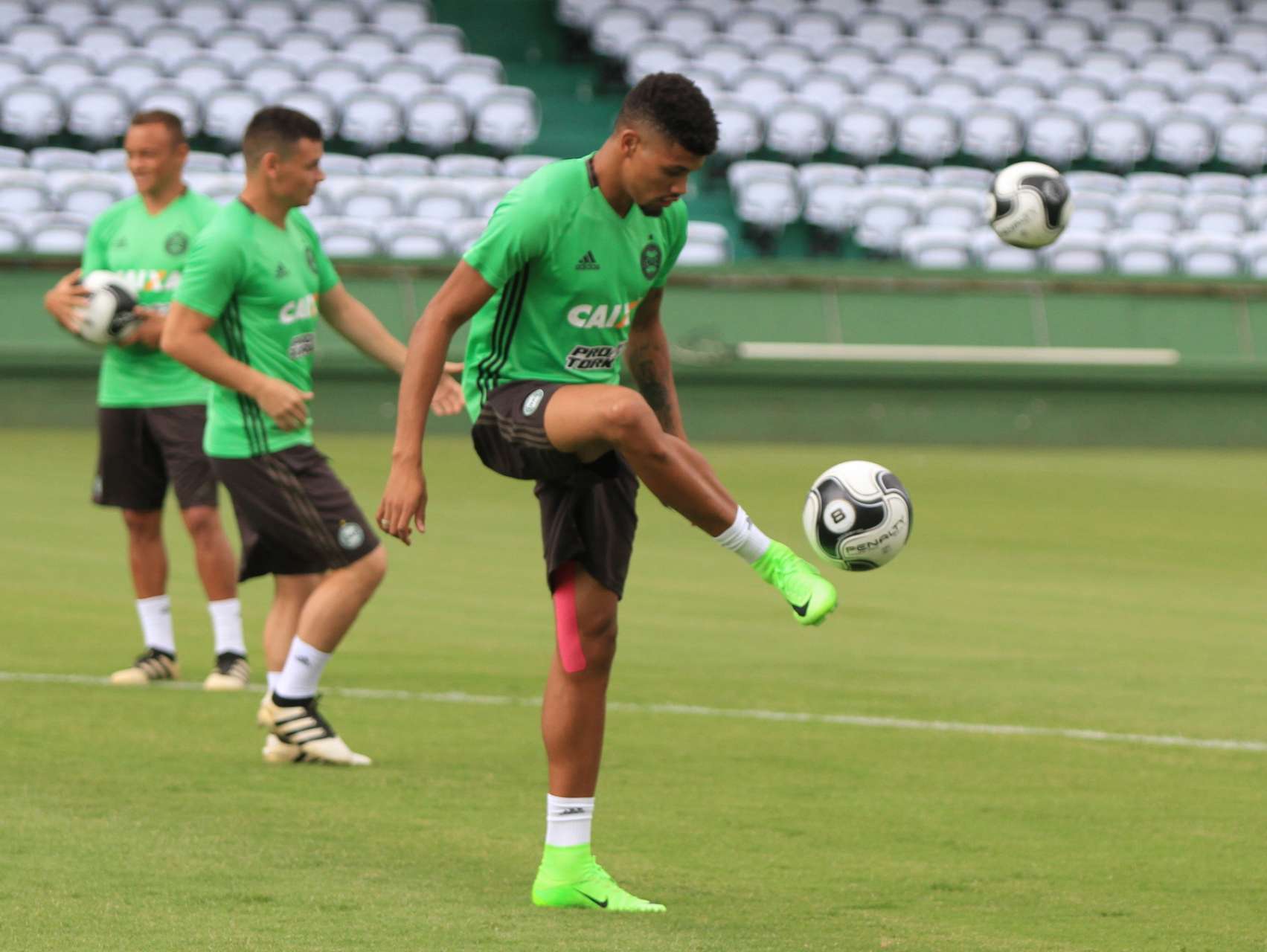 Treino da v�spera no palco da partida