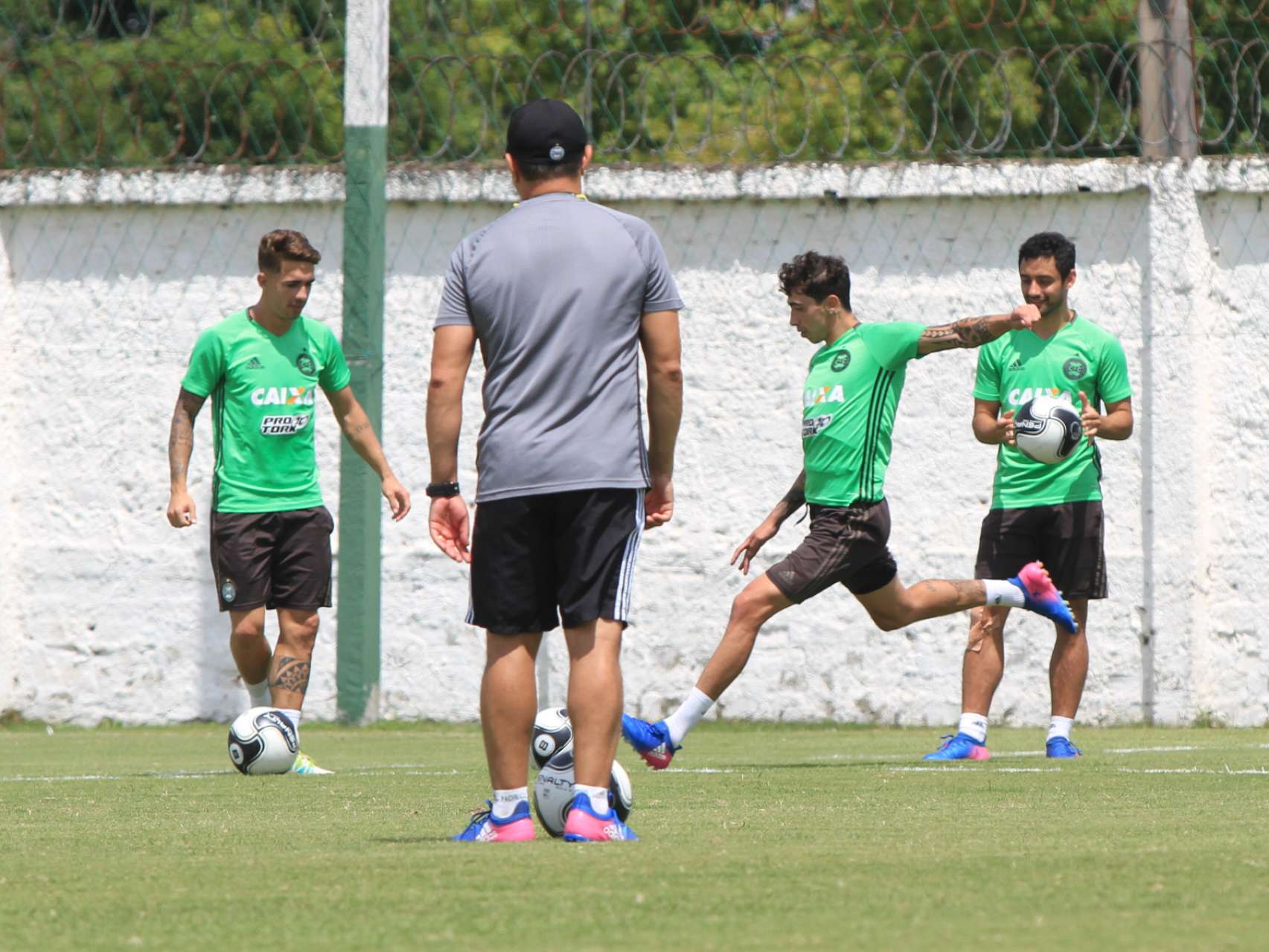 Coxa faz �ltimo treino antes do jogo