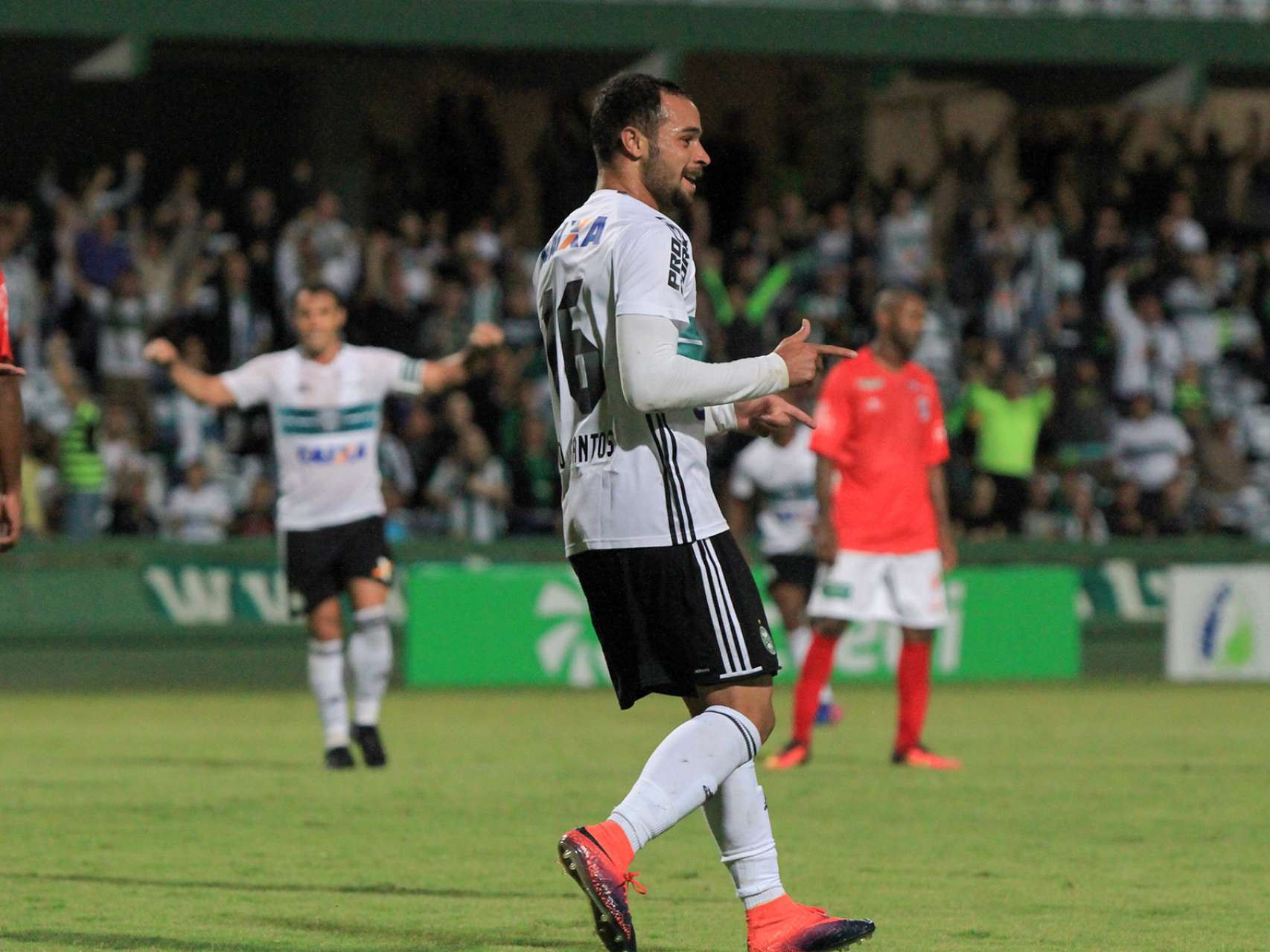 Primeiro gol de L�o Santos