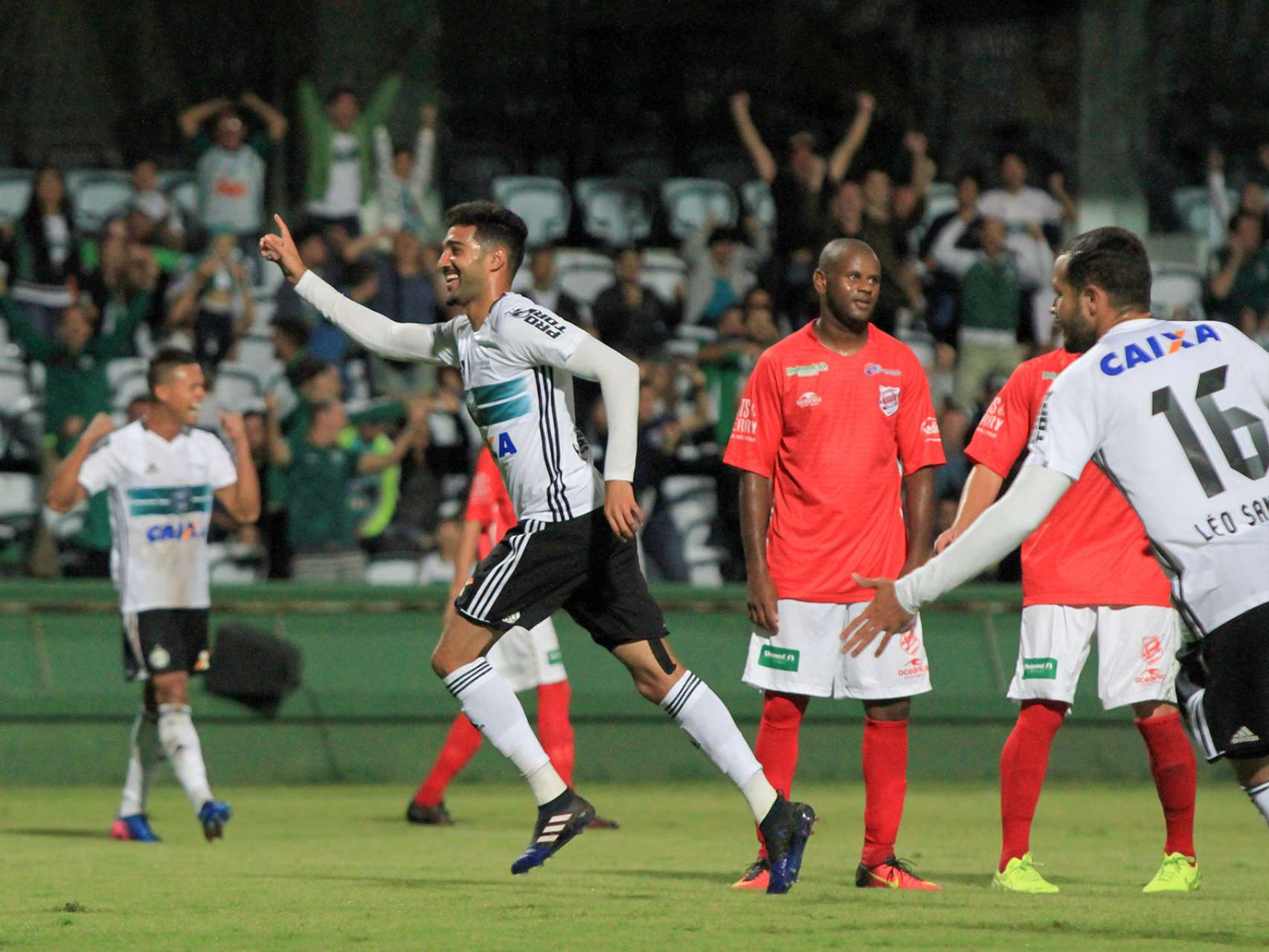 Coxa vence e assume a vice-lideran�a no Paranaense