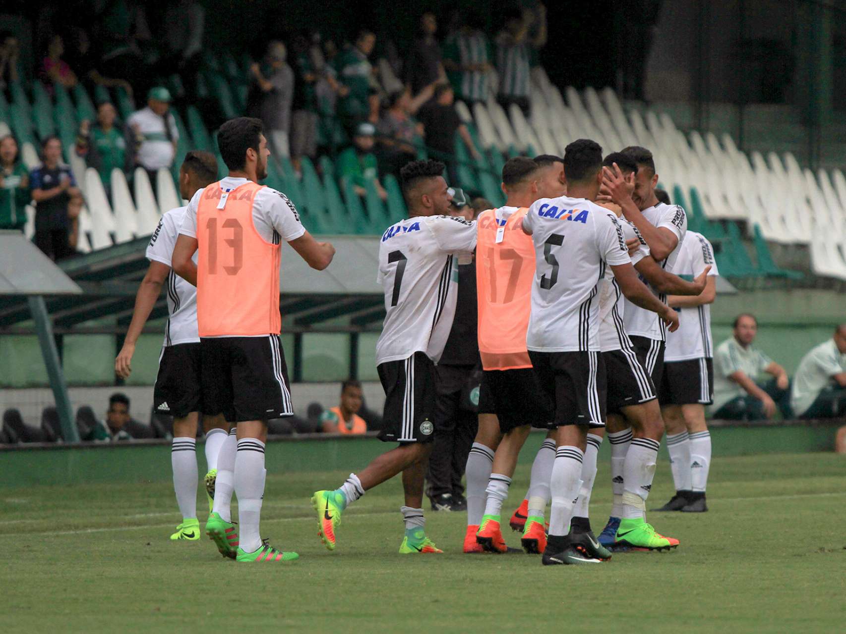 Coxa Sub-19 vence na estreia