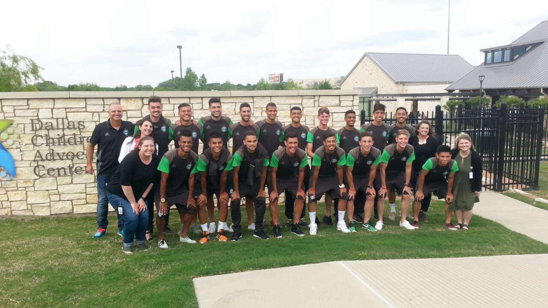 Sub-20 visita institui��o carente em Dallas