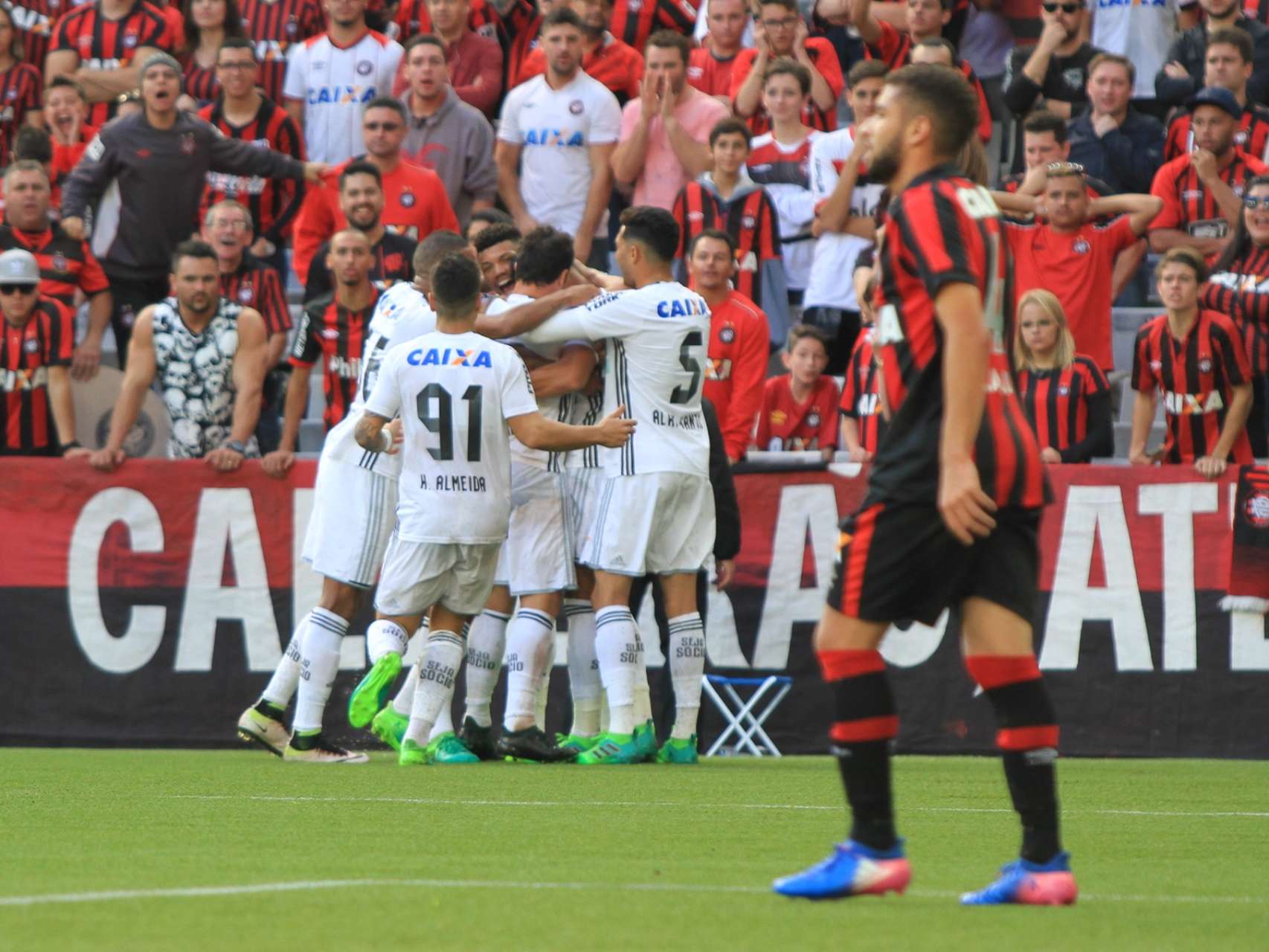 Coxa sai na frente na final do Paranaense