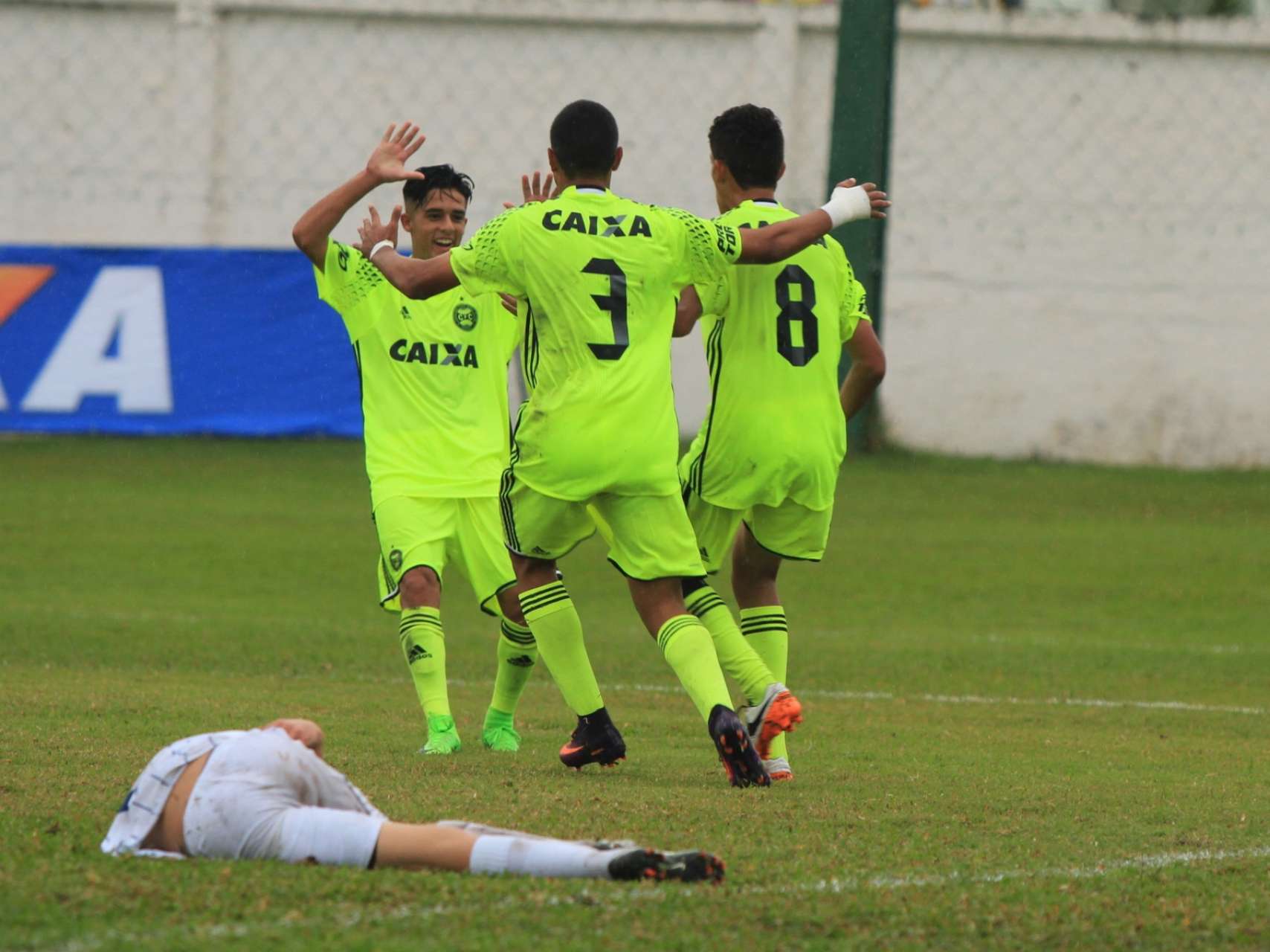 Sub-15 vence na estreia