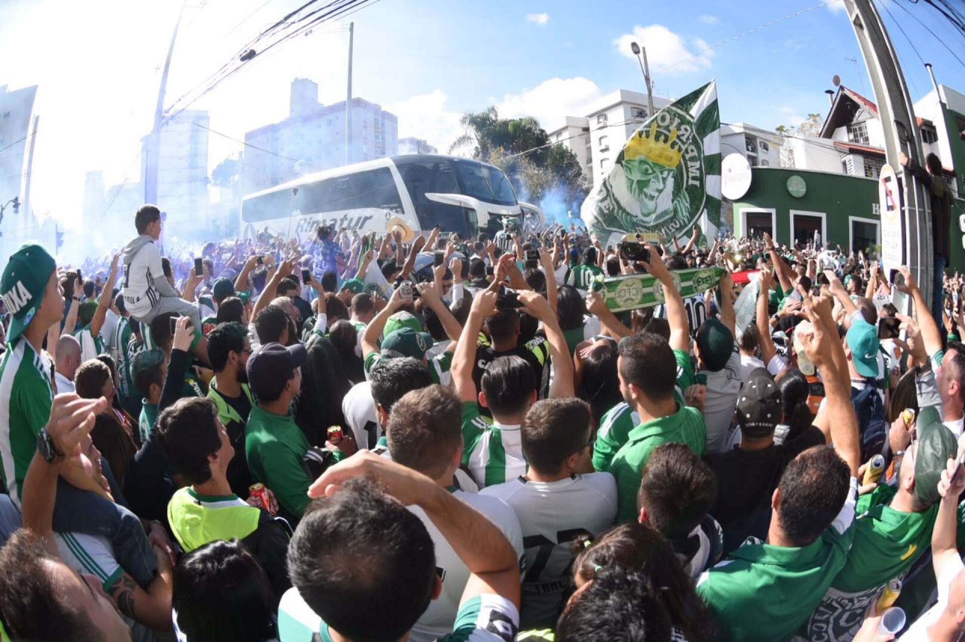 Torcida faz recep��o especial antes da final