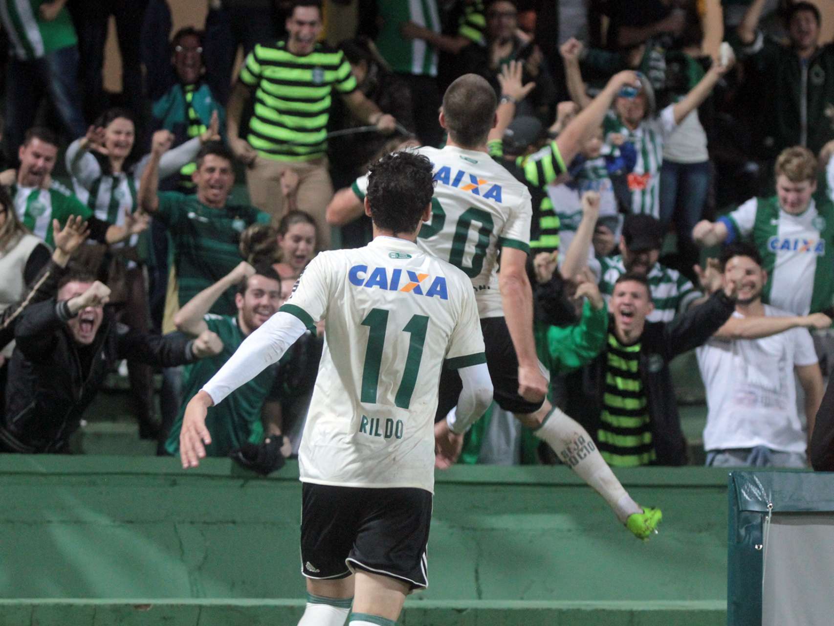 Ao lado da torcida, Coritiba passa pelo Palmeiras