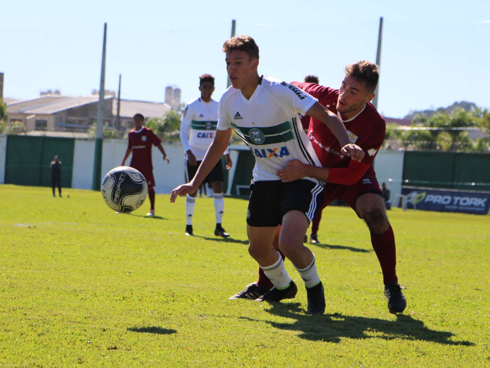 Coxa sub-17 vence de virada