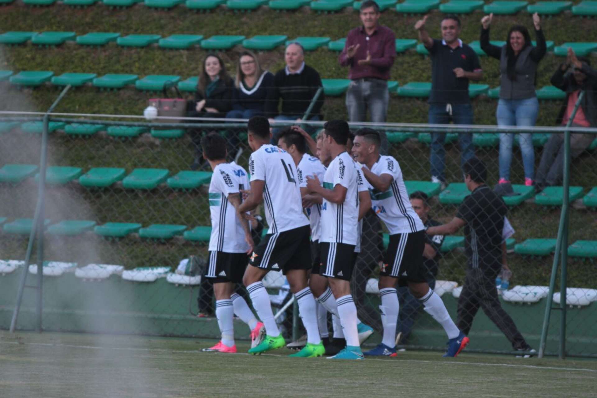 Sub-20 estreia com o p� direito