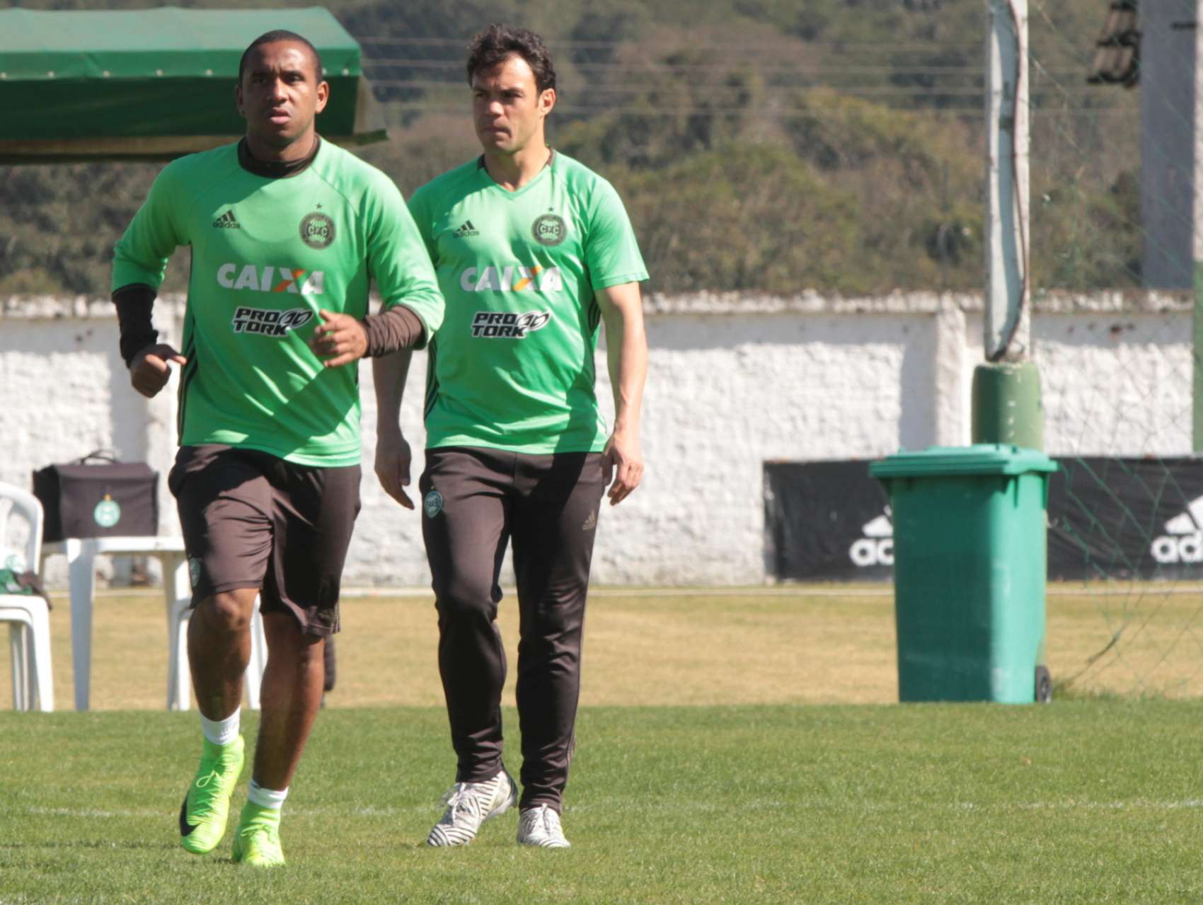 Coxa se prepara para pegar o Ava�