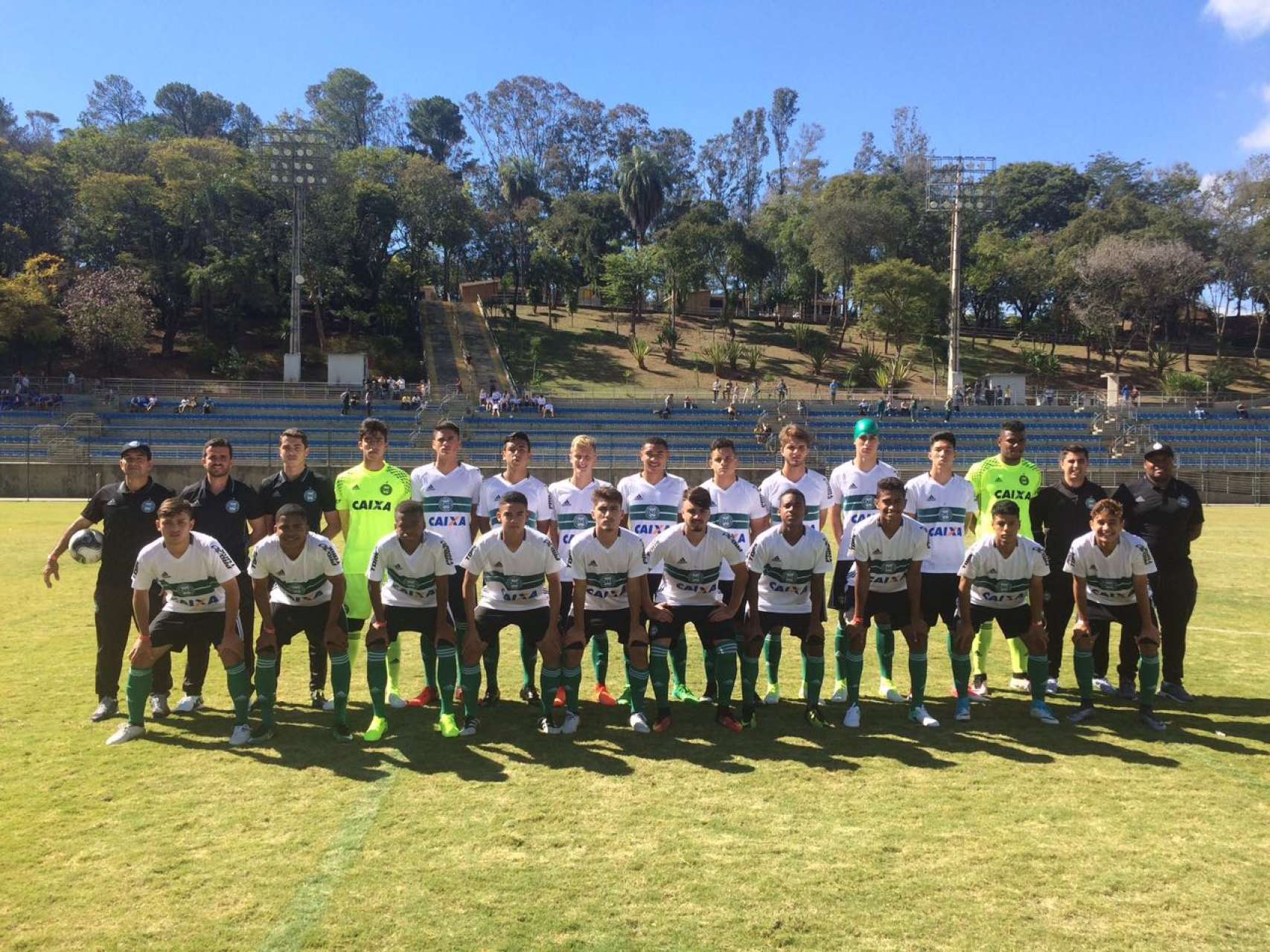Sub-17 sofre rev�s na estreia