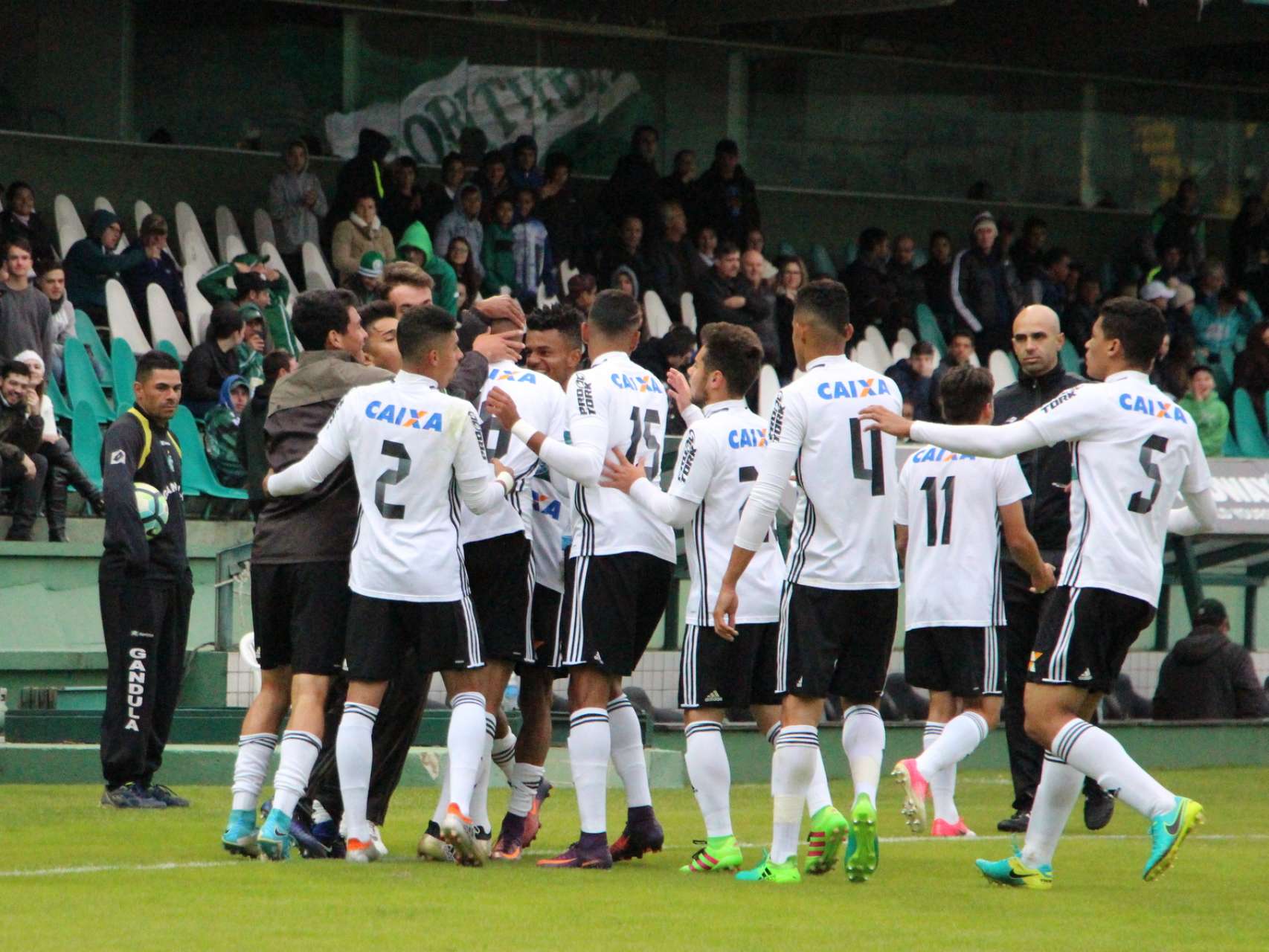Coxa Sub-20 primeiro do grupo