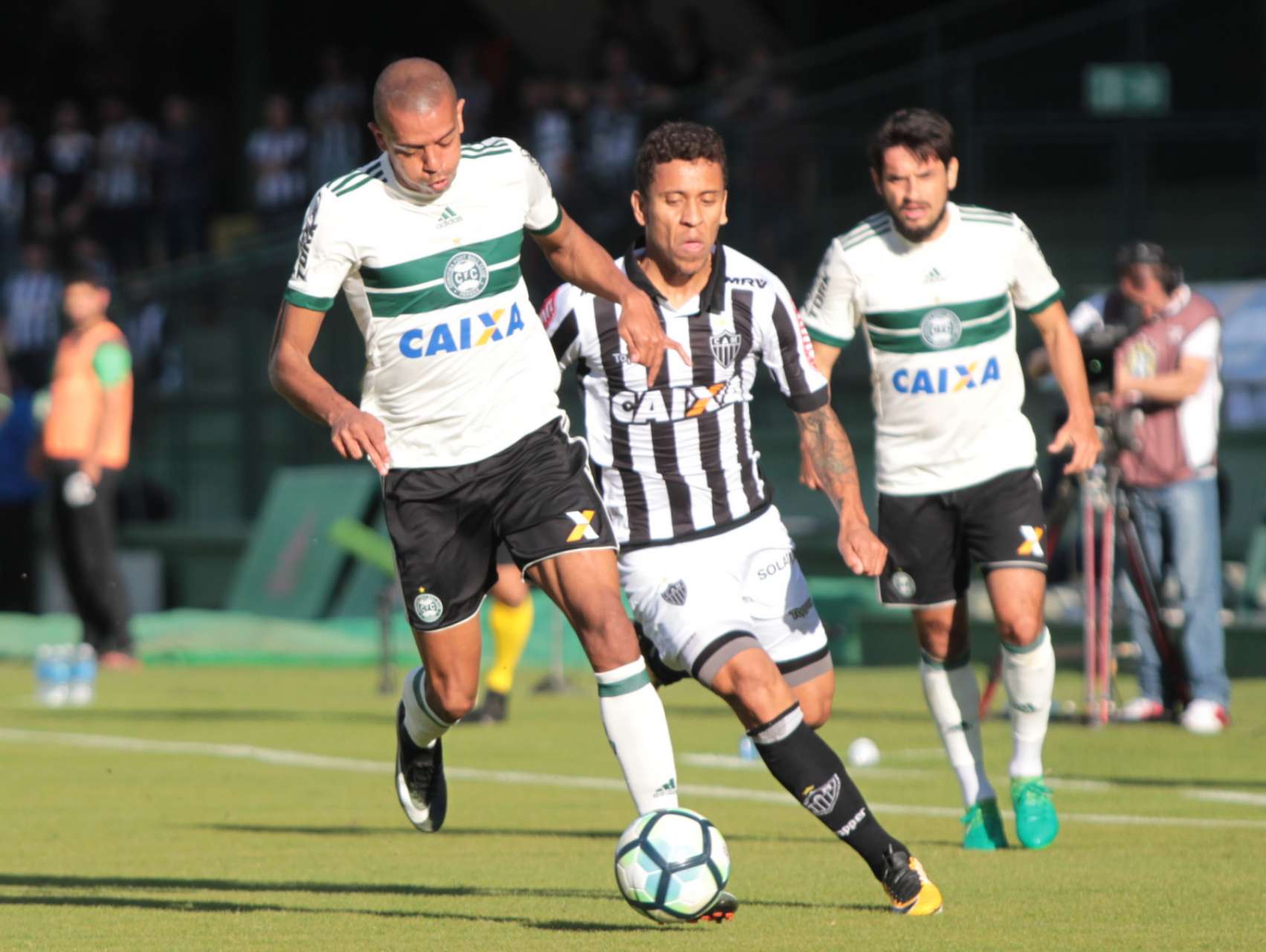 Coxa sofre rev�s