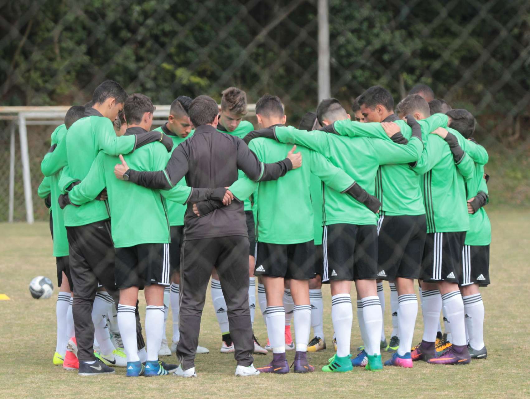 Base coxa-branca disputa 8� rodada da Ta�a Curitiba 
