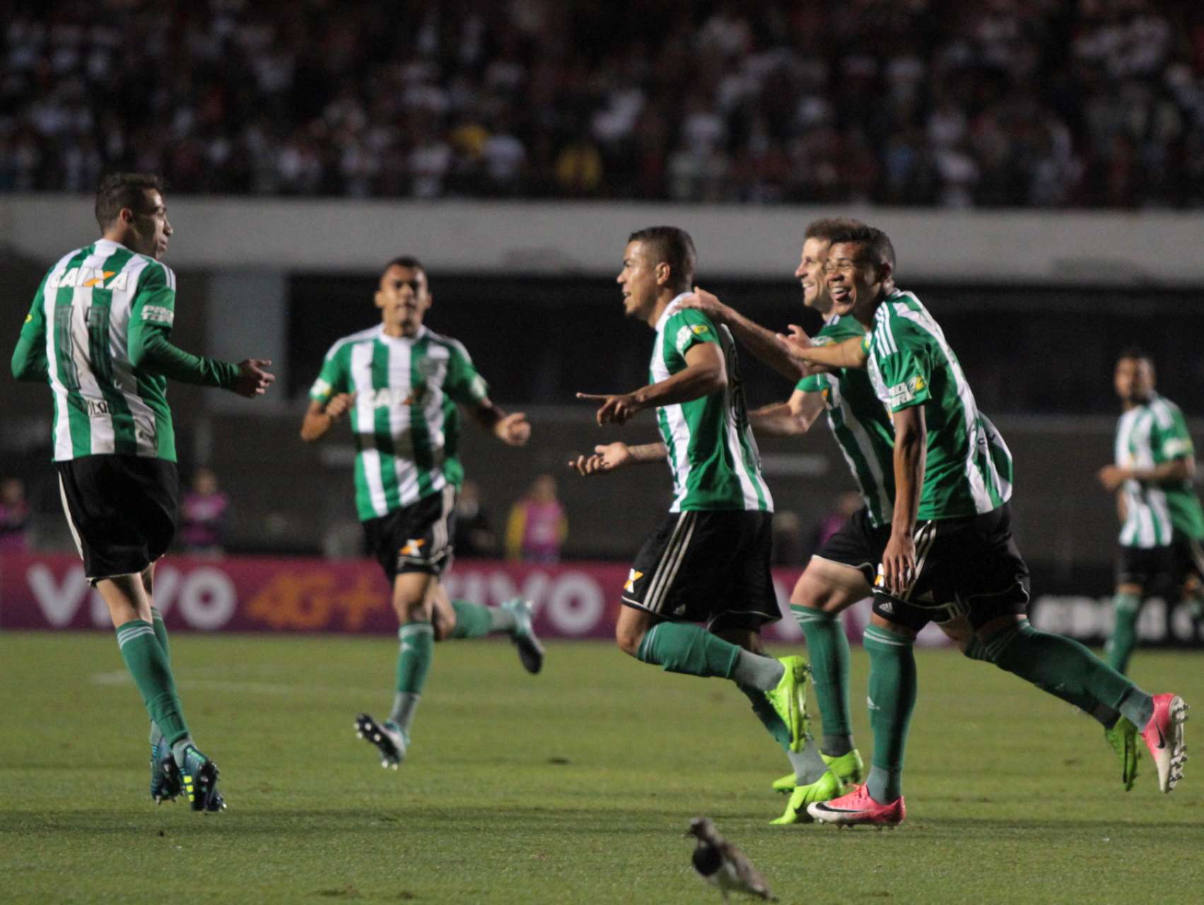 Coxa vence o S�o Paulo fora de casa