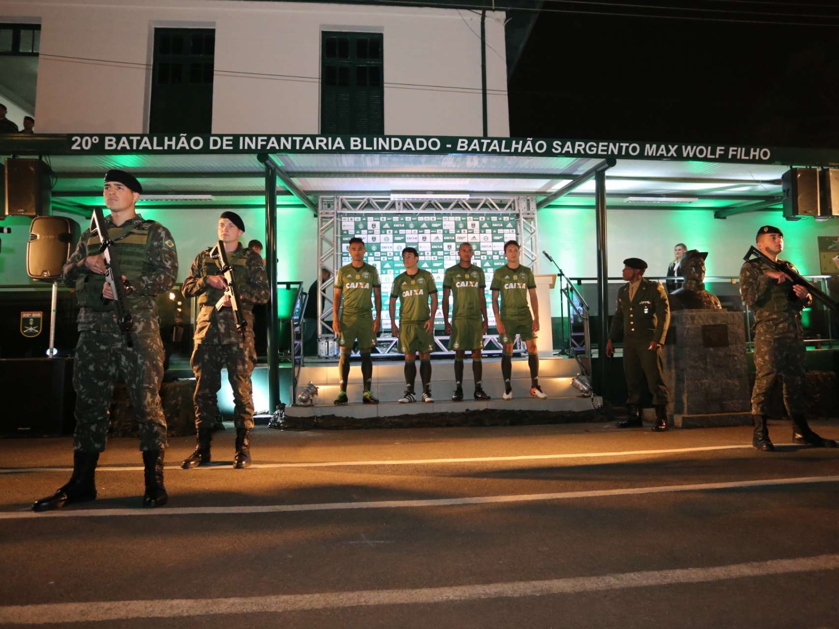 Fotos: apresenta��o camisa �Alma Guerreira�