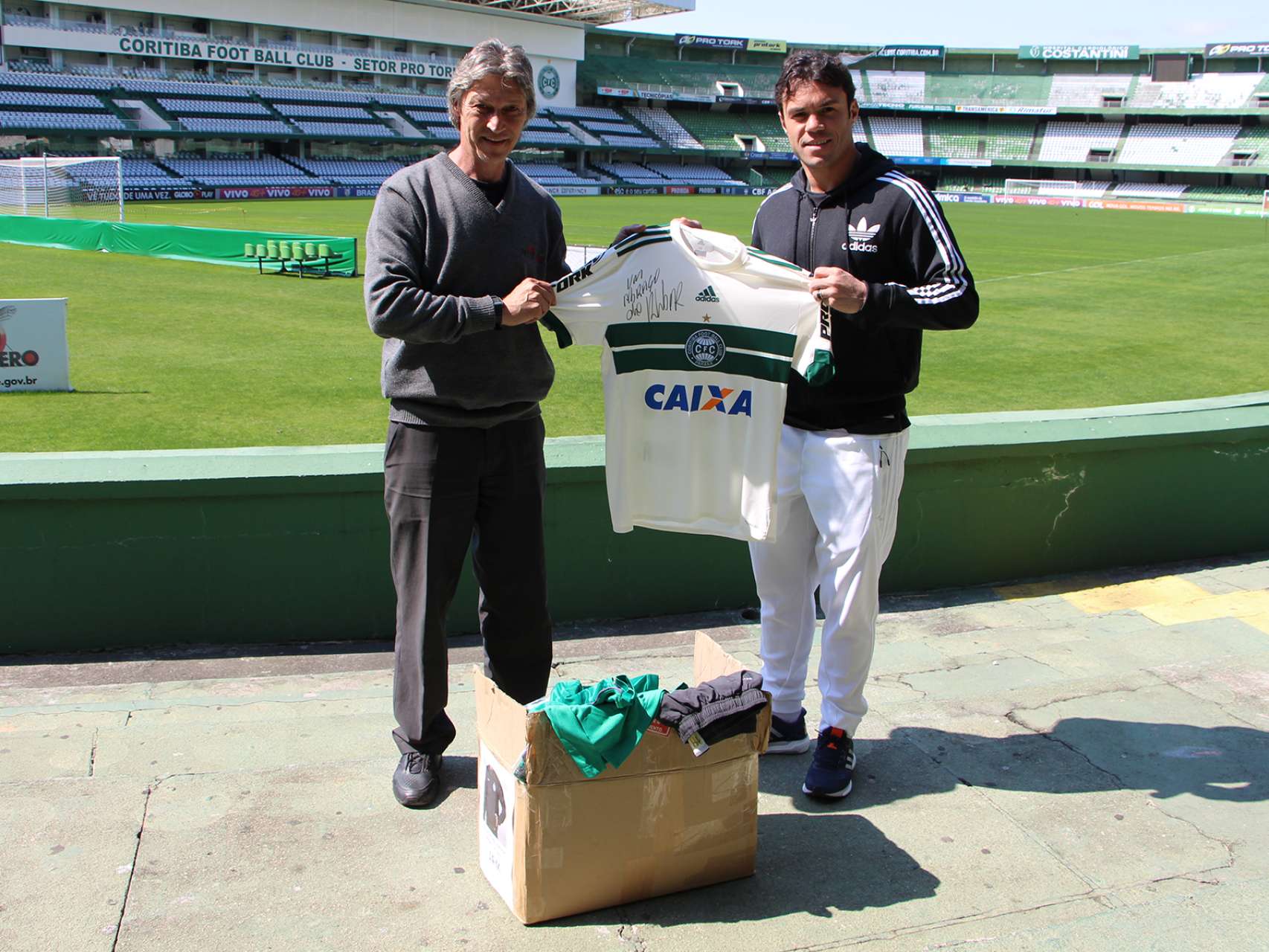 Coritiba Retribui faz doa��o � Pr�-Renal