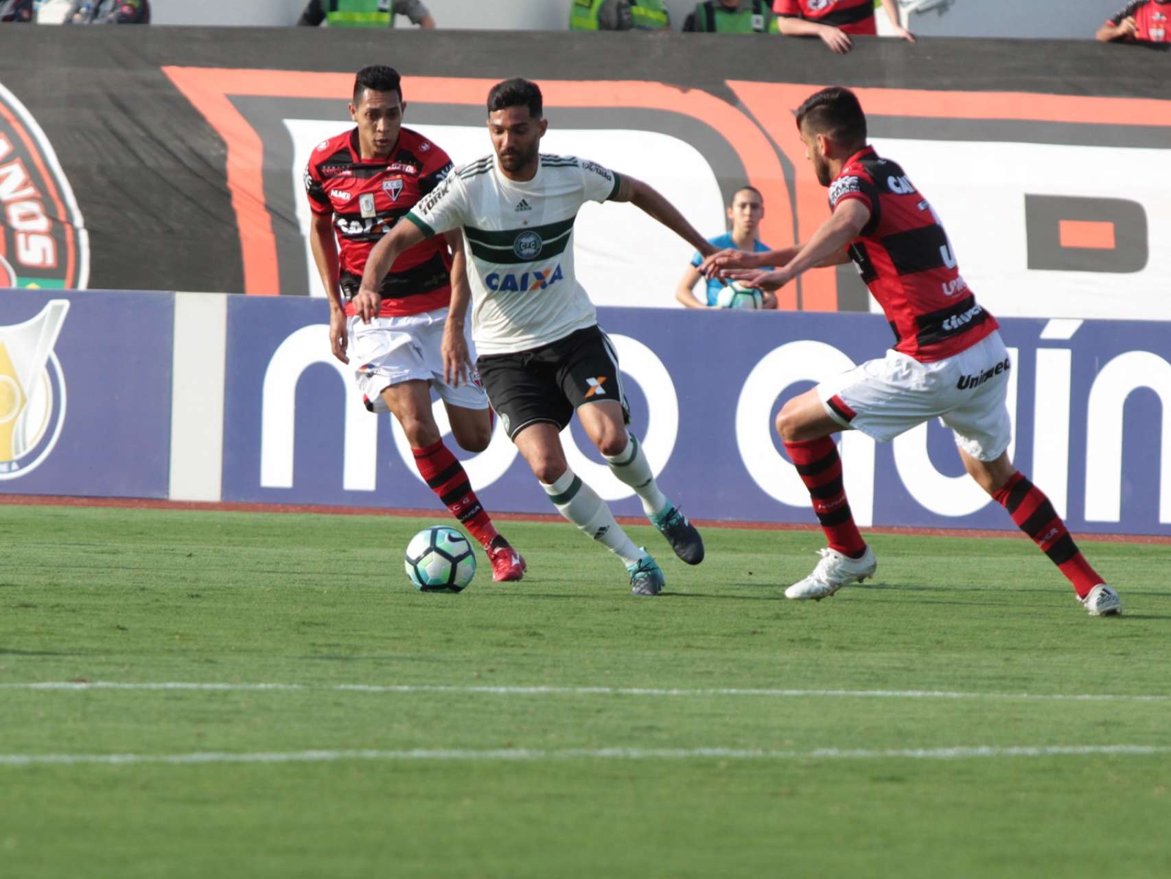 Coritiba sofre rev�s