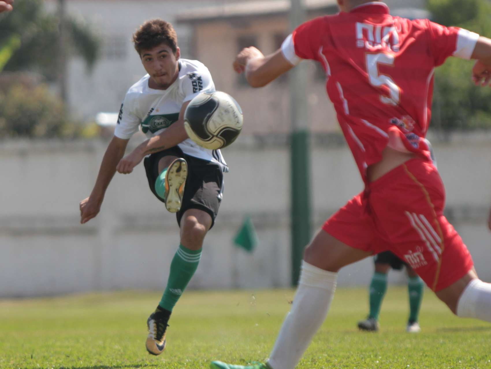 Sub-17 goleia fora e larga na frente