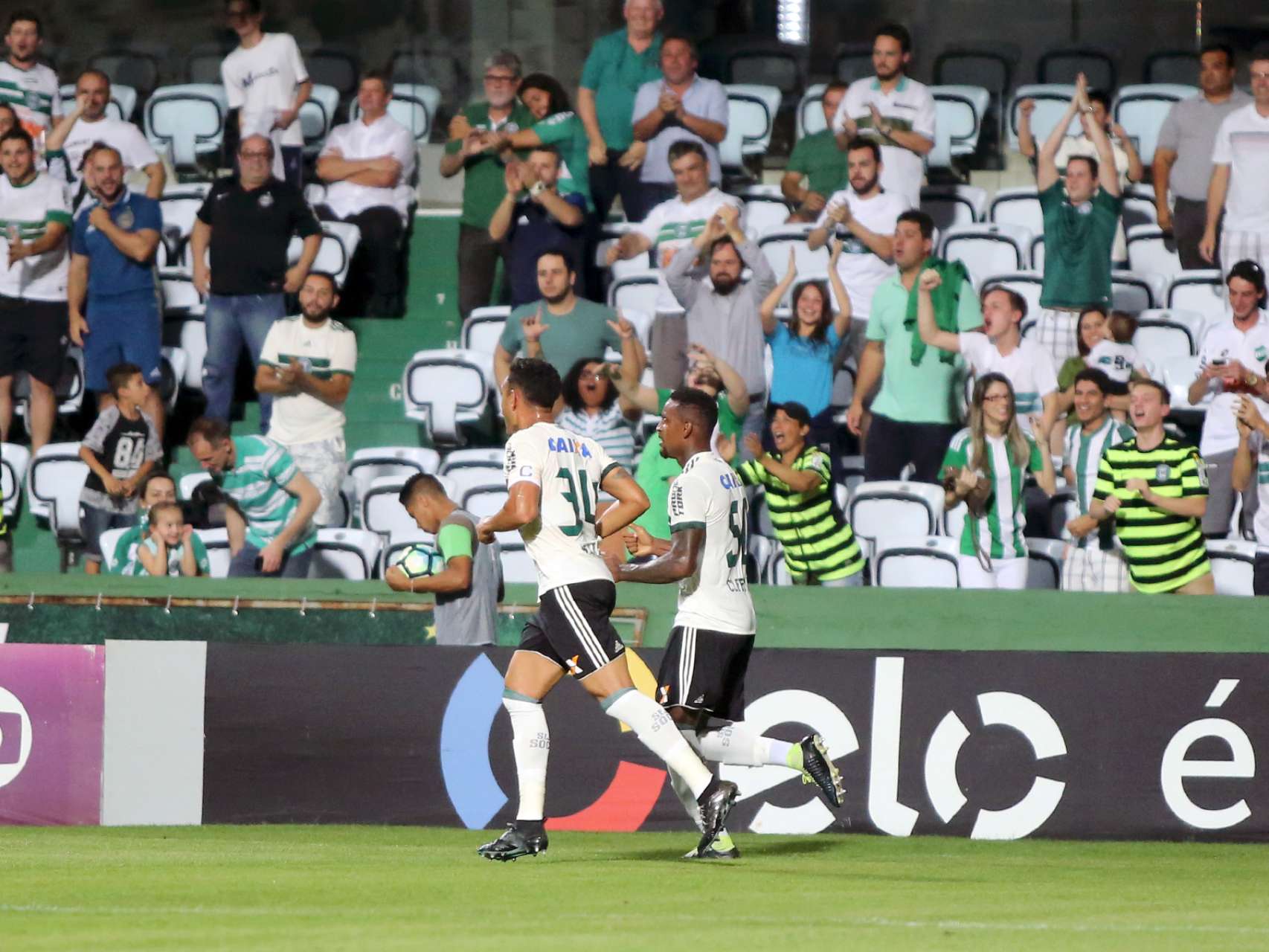Coxa vence ao lado da torcida