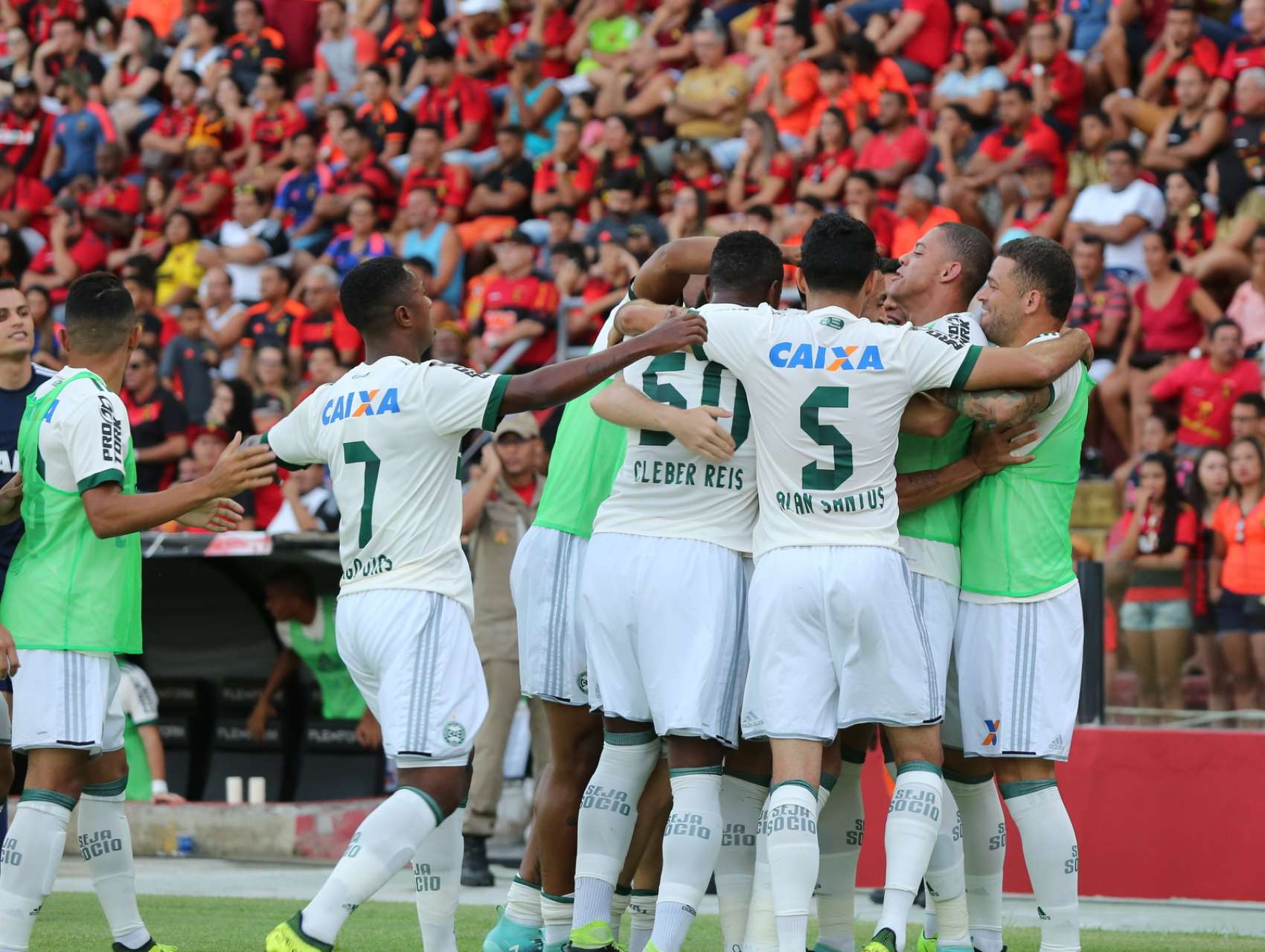 Coritiba vence o Sport de virada na Ilha do Retiro