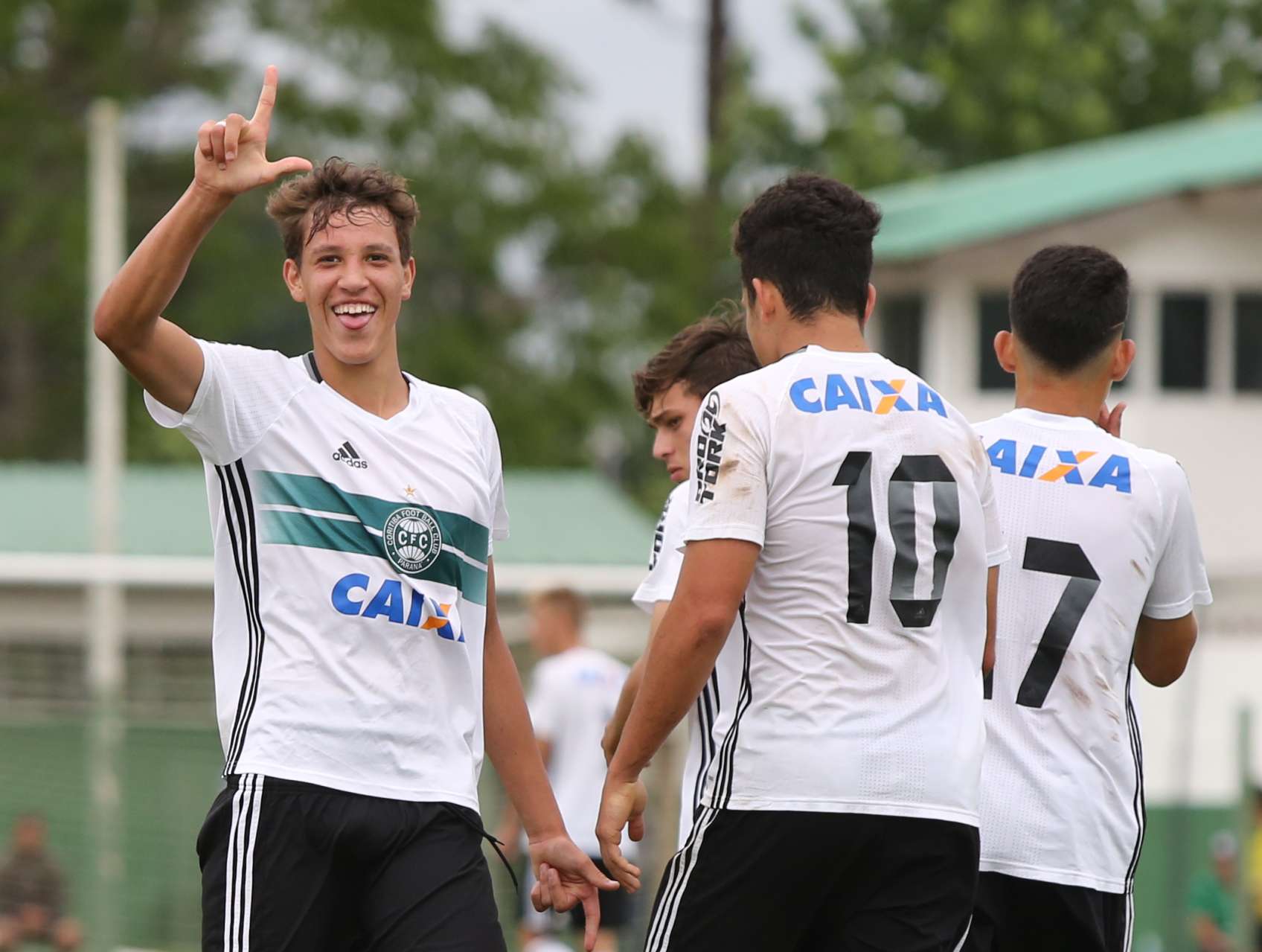 Sub-17 vence e avan�a � semi