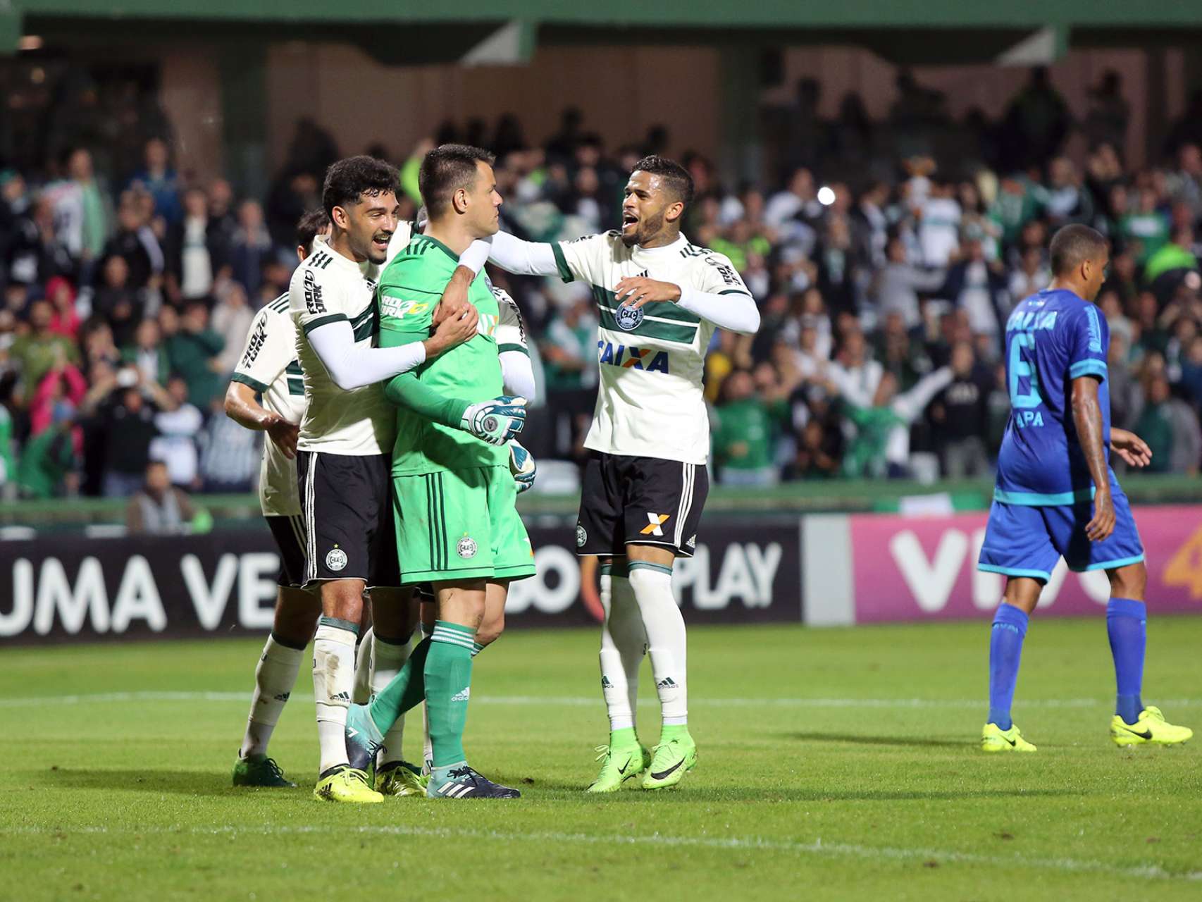 No Couto cheio, Coxa vence Ava� com 4 gols