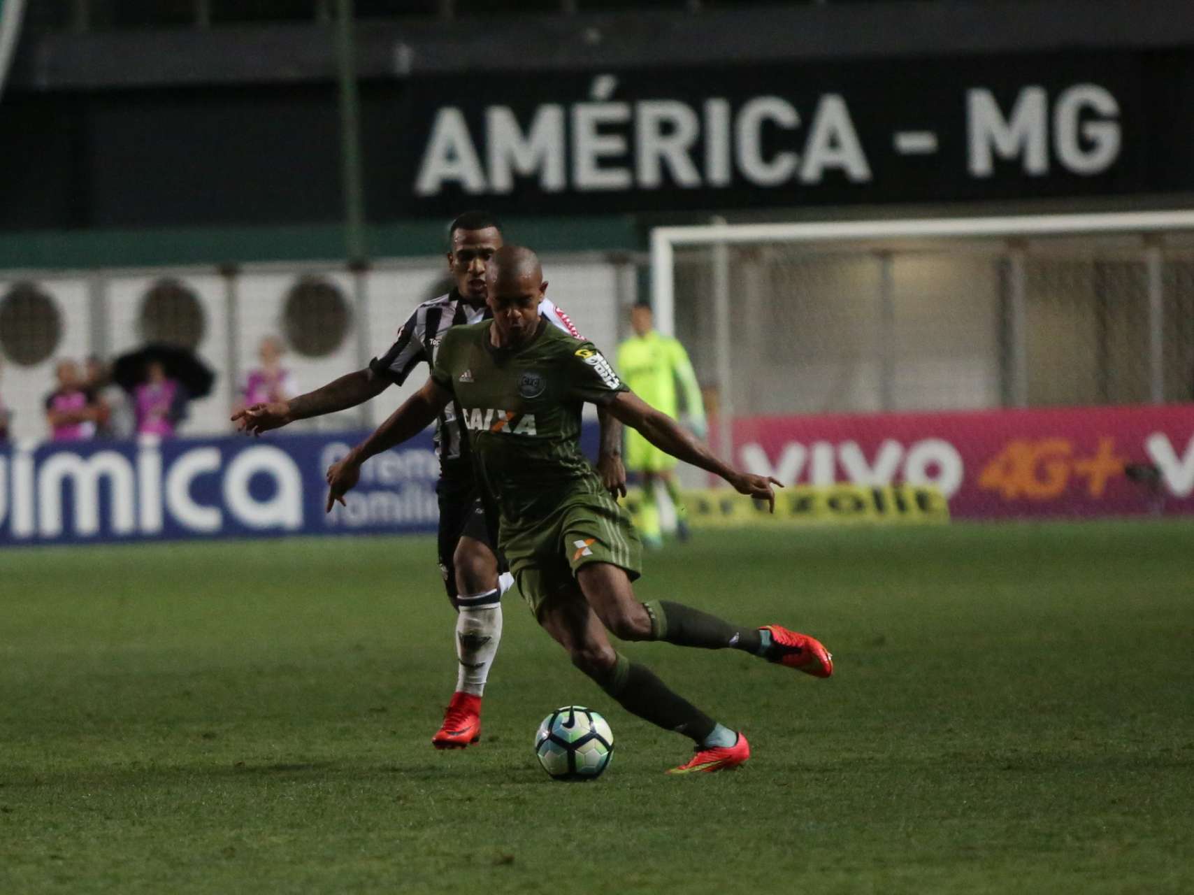 Coritiba sofre rev�s