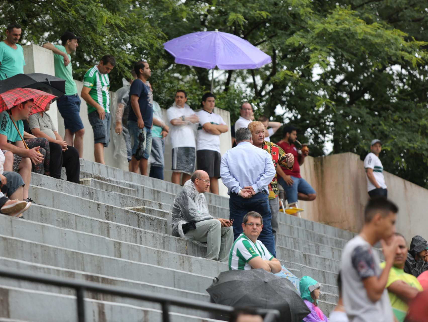 Torcida coxa-branca apoia o time em Foz do Igua�u