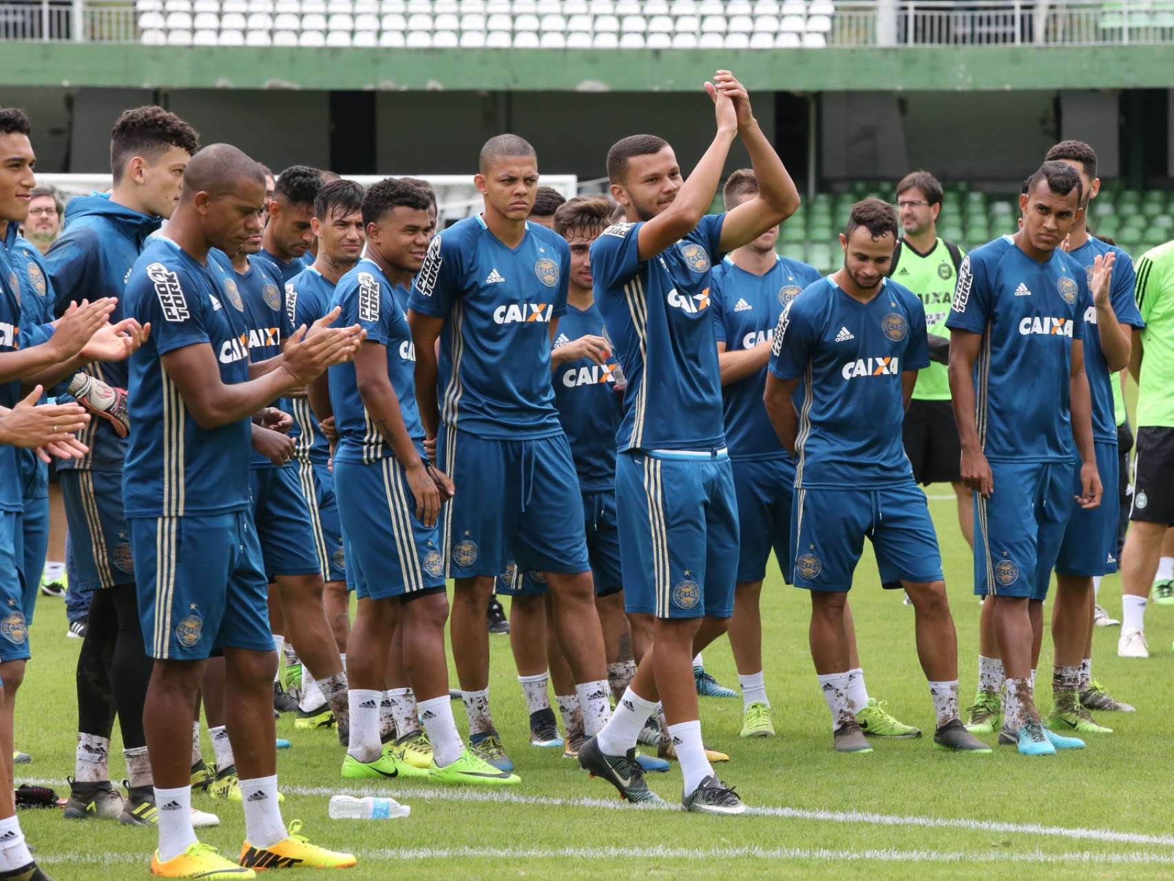 Elenco � apresentado � torcida