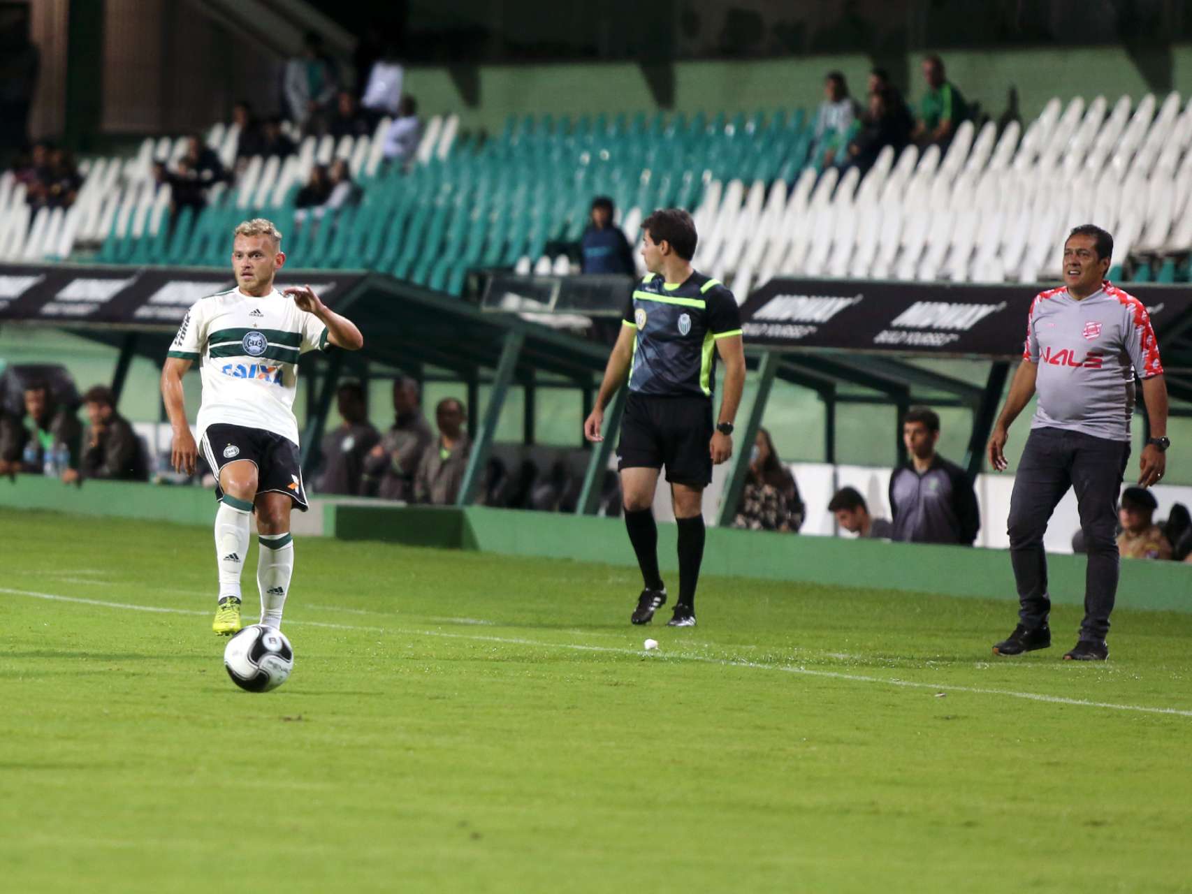Estreia em casa com direito a assist�ncia!