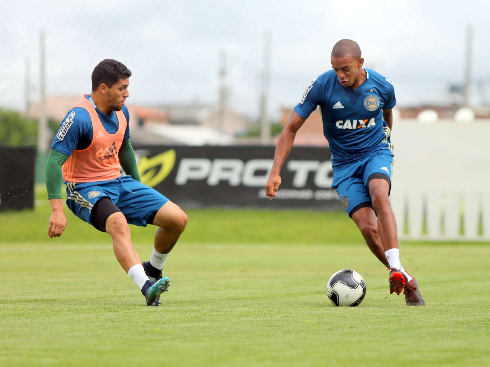 Manh� intensa movimenta atividades do Coxa no CT