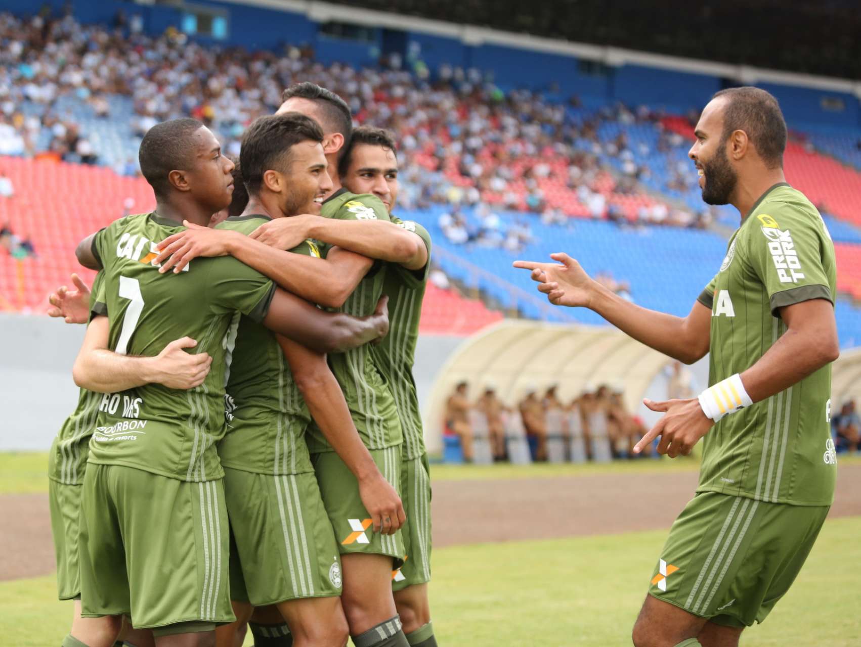 Coxa vence fora de casa
