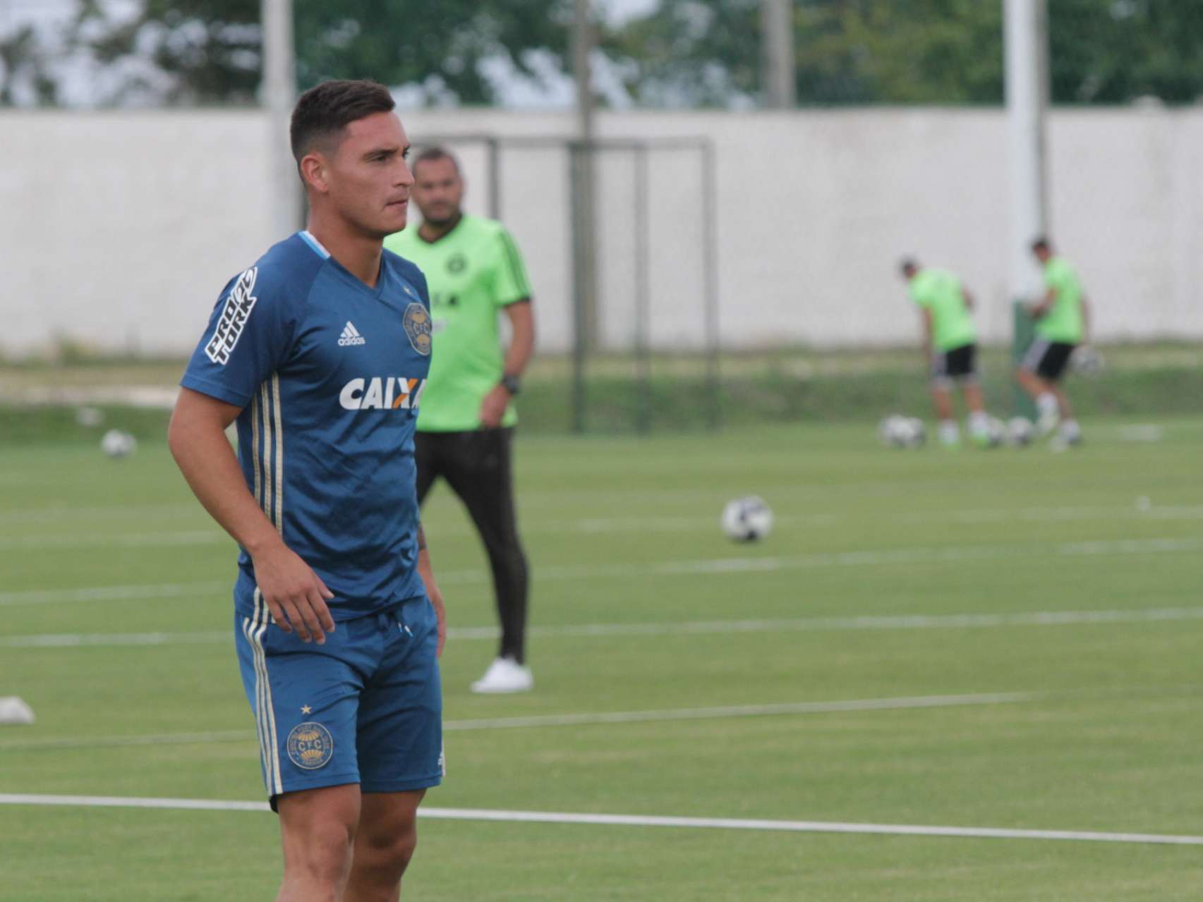 Com novos contratados, Coxa treina no CT