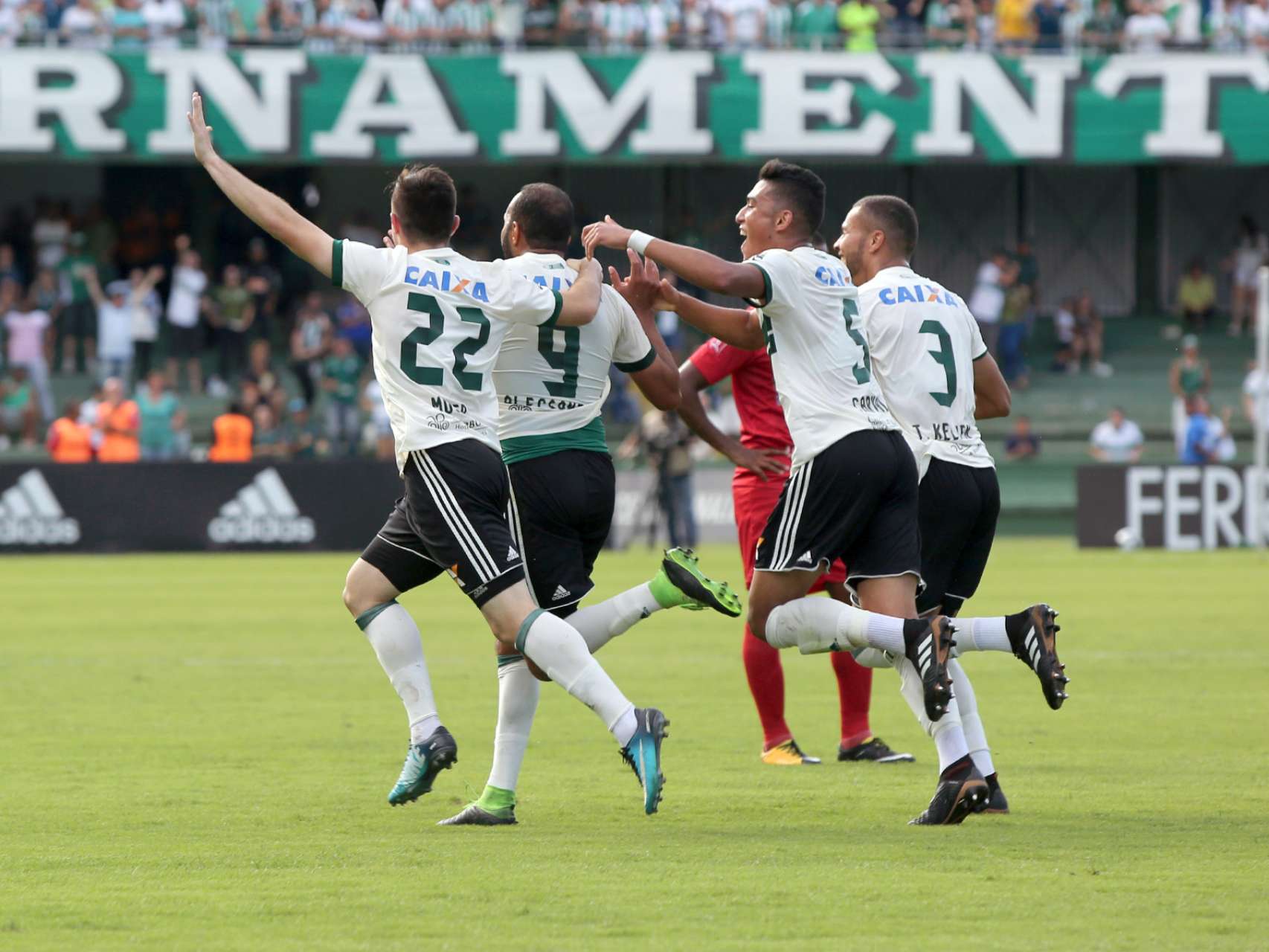 De olho no advers�rio