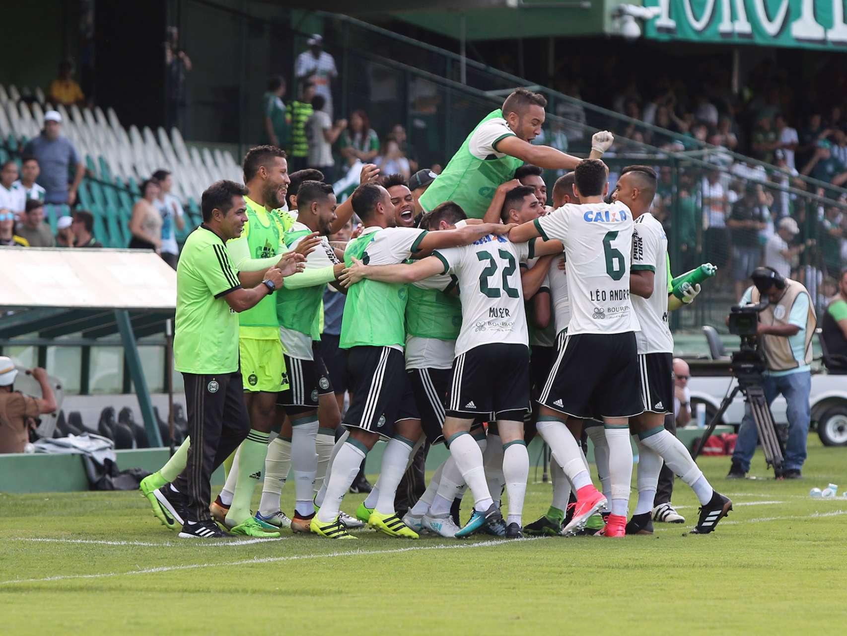 Coritiba vence e est� na final do Campeonato Paranaense