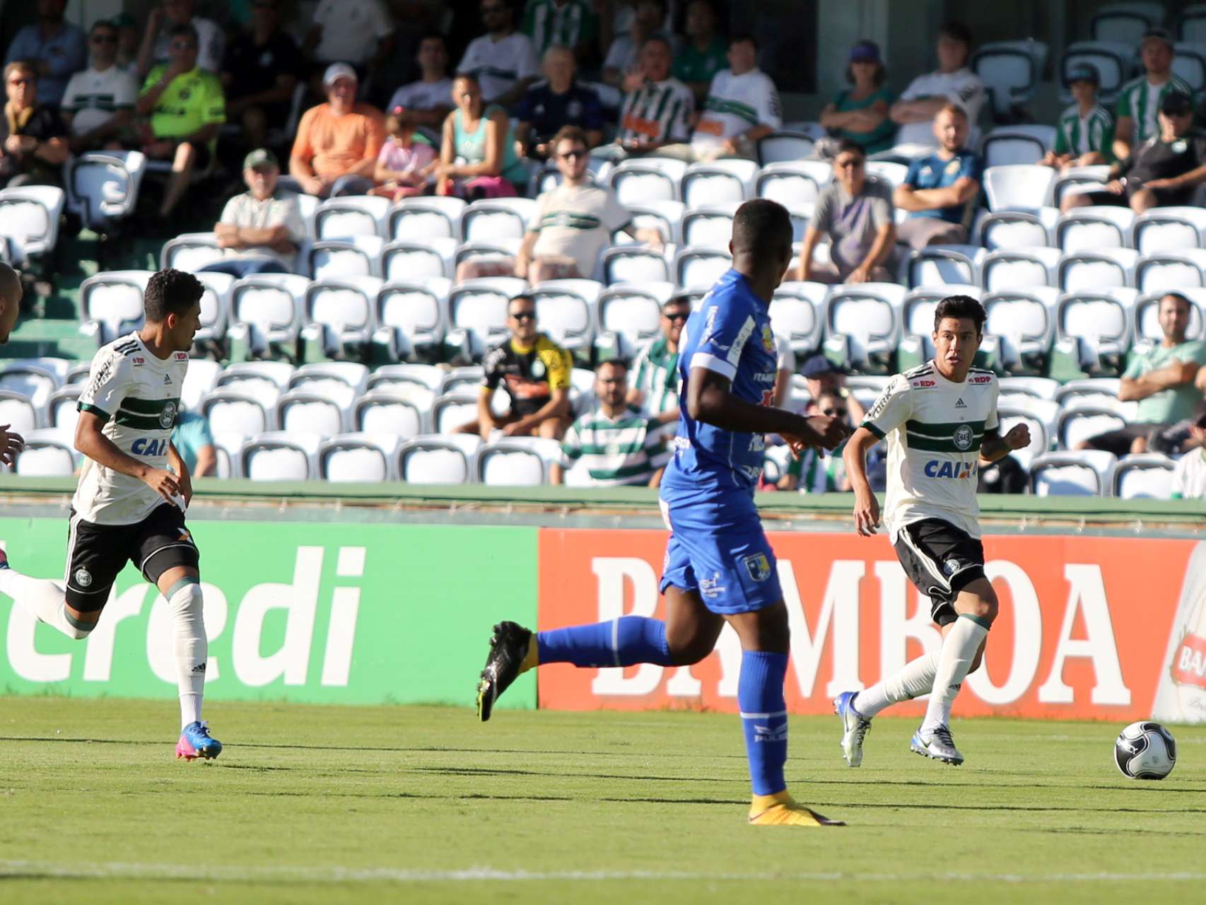 Coritiba sofre rev�s em casa