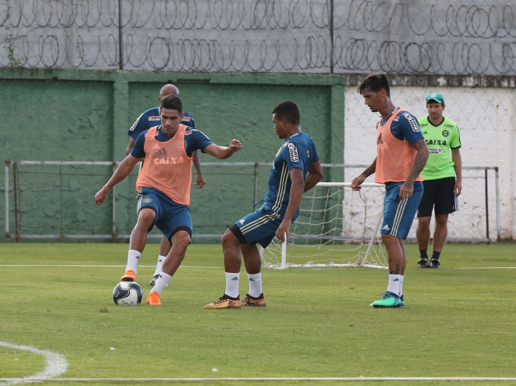Coxa faz atividades em dois per�odos