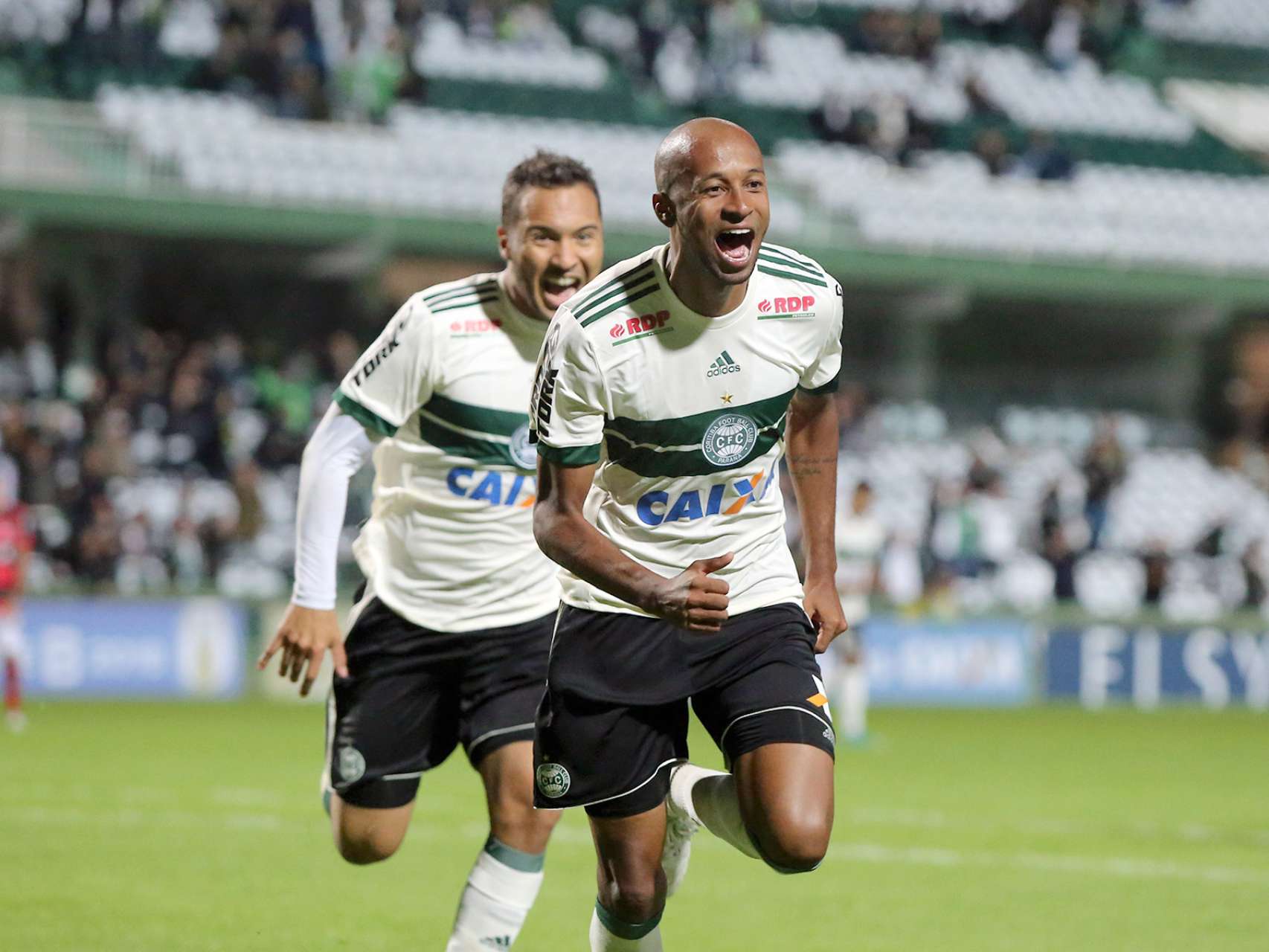 Primeiro gol e comemora��o com a torcida