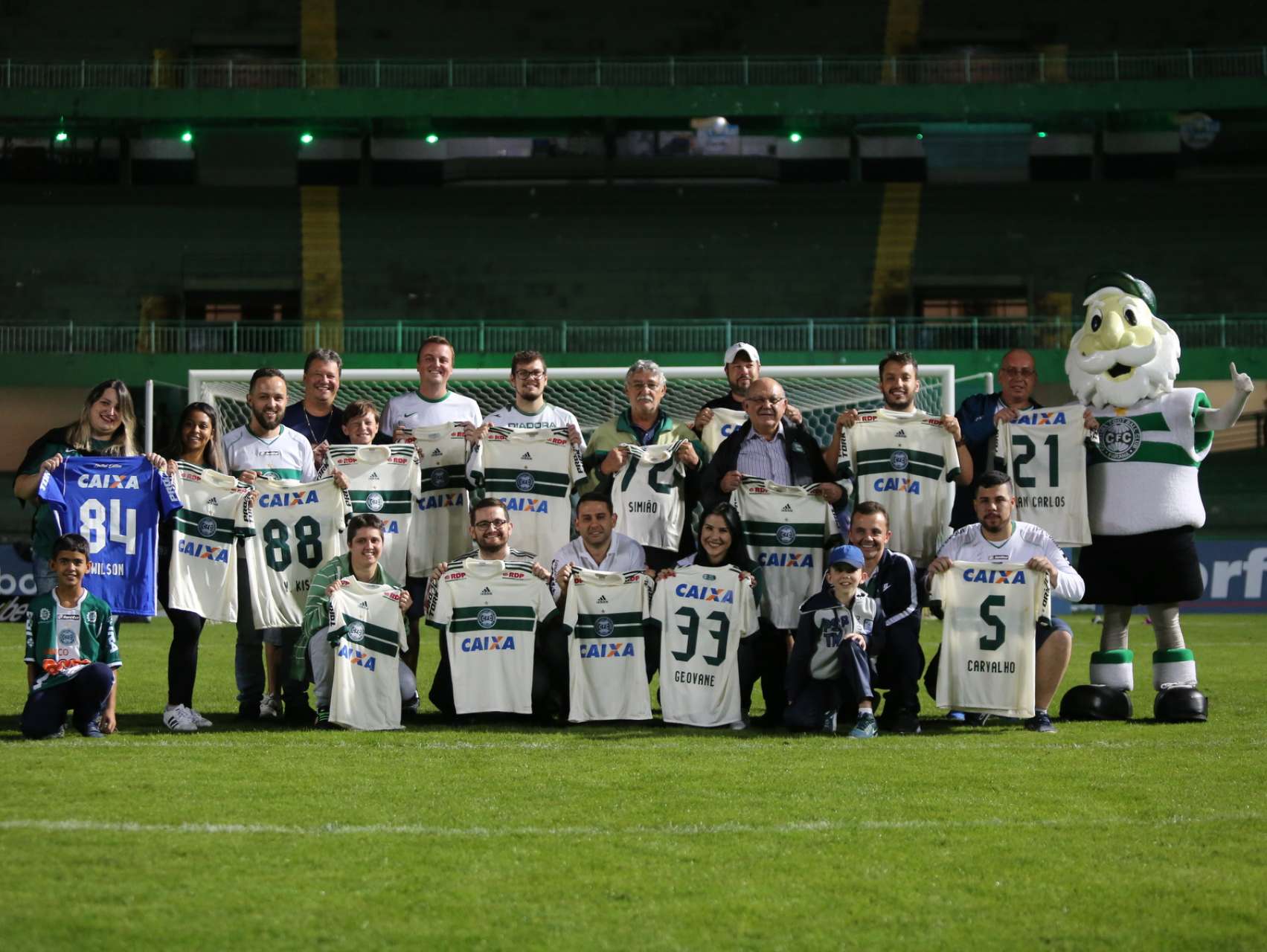 S�cios ganham camisas do jogo