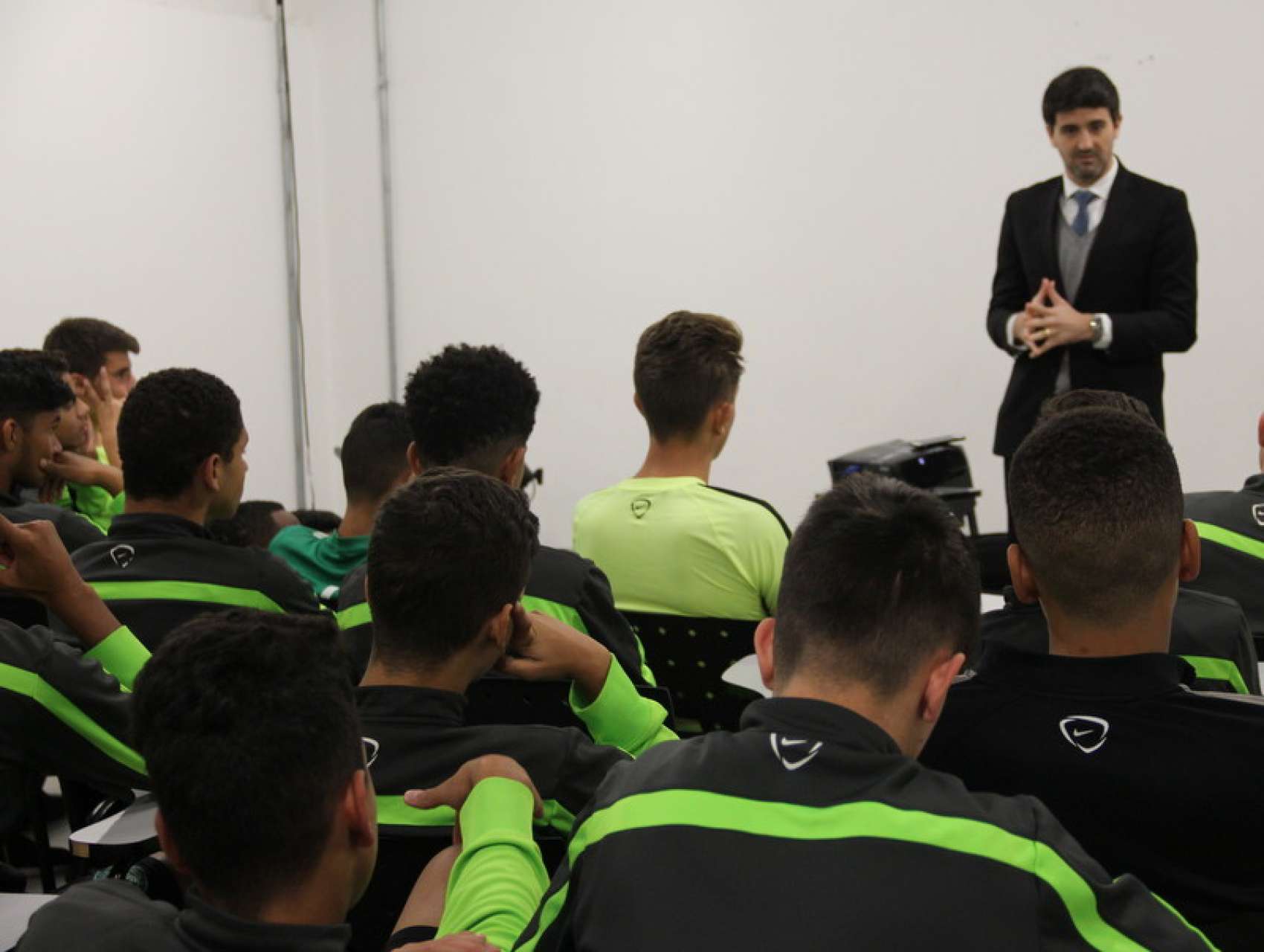Sub-15 participa de palestra 