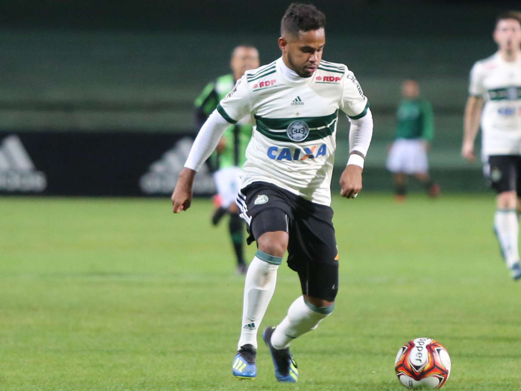 Evandro rescinde com o Coxa