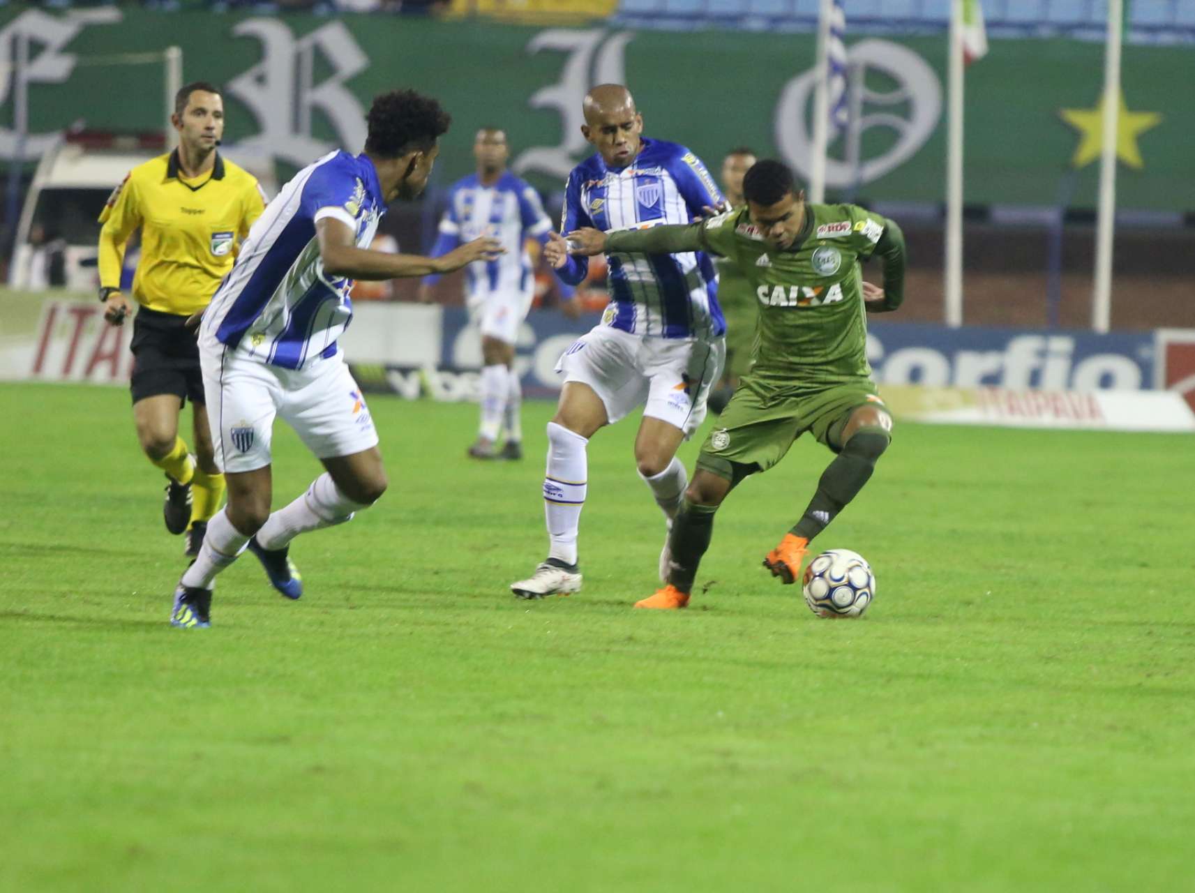 Coxa sofre derrota