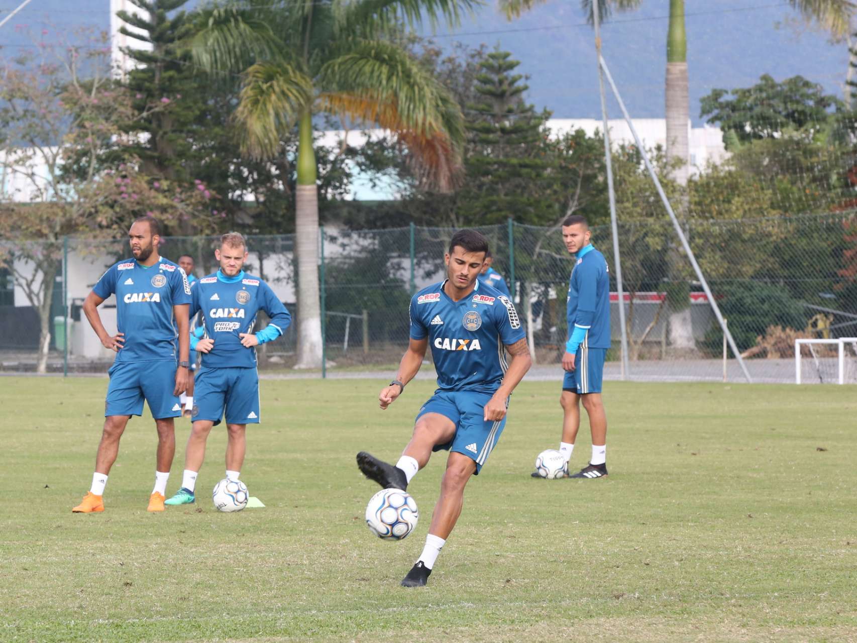 Coxa encerra curta prepara��o longe de Curitiba