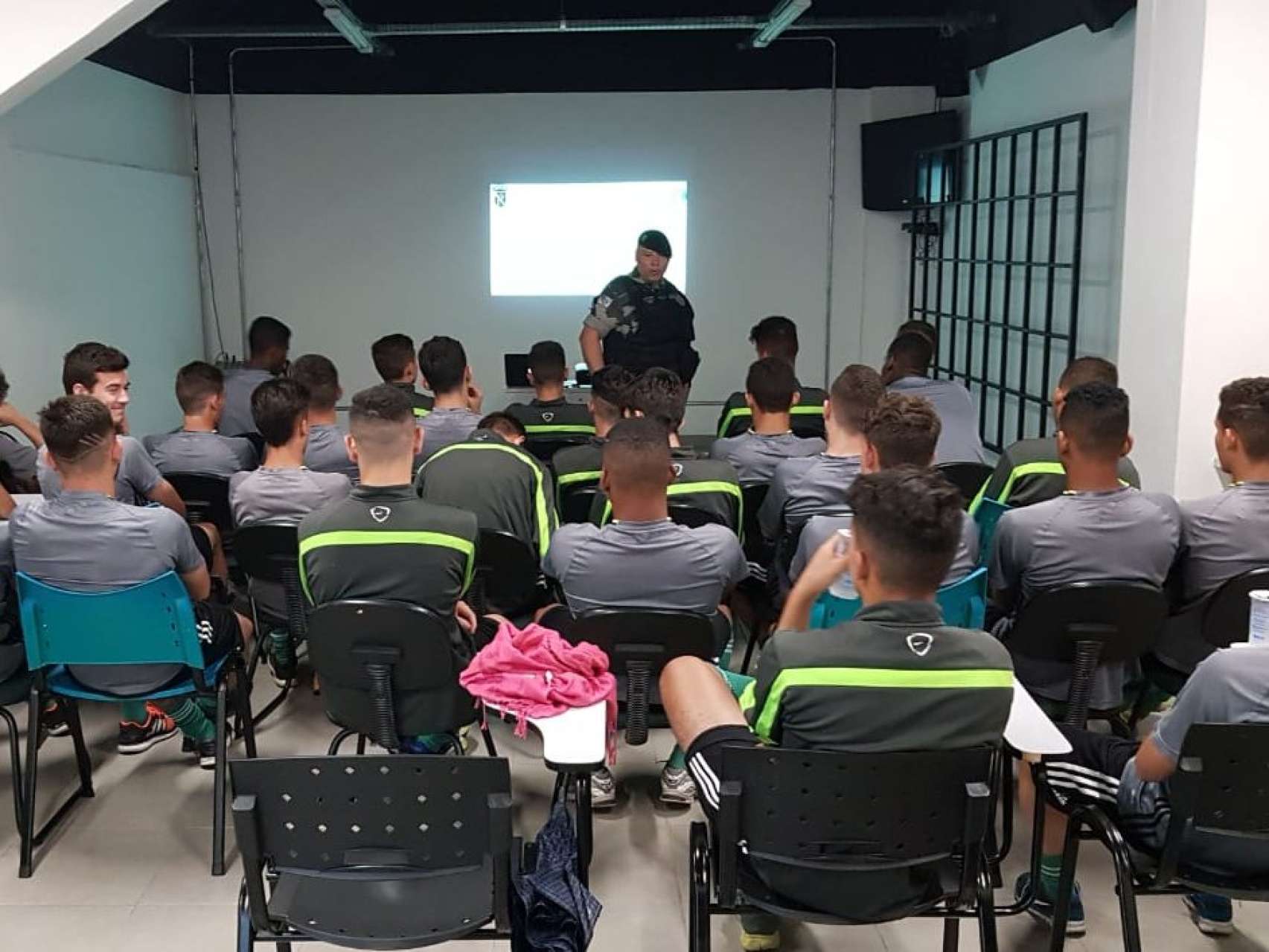 Coxa Sub-17 participa de palestra