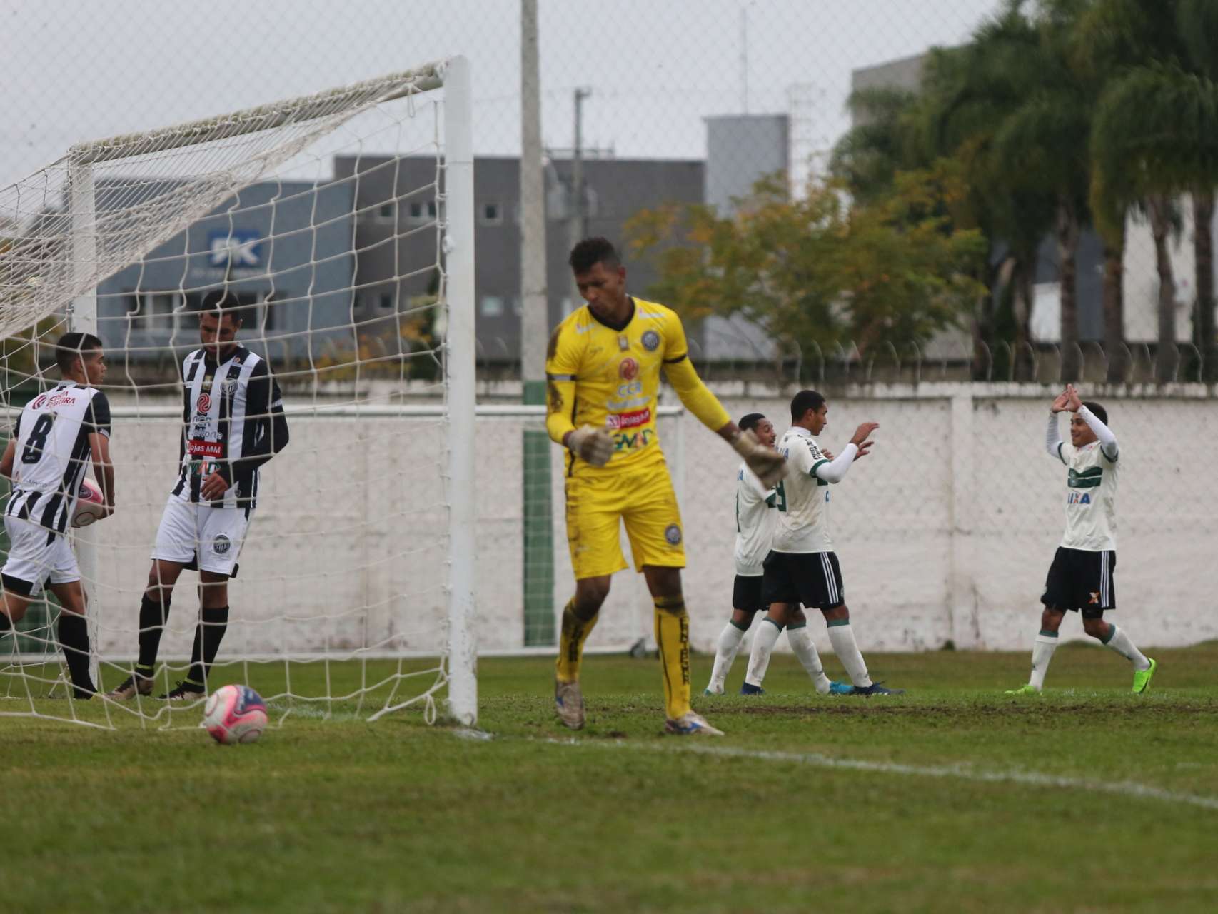 Coxa Sub-19 vence o Oper�rio