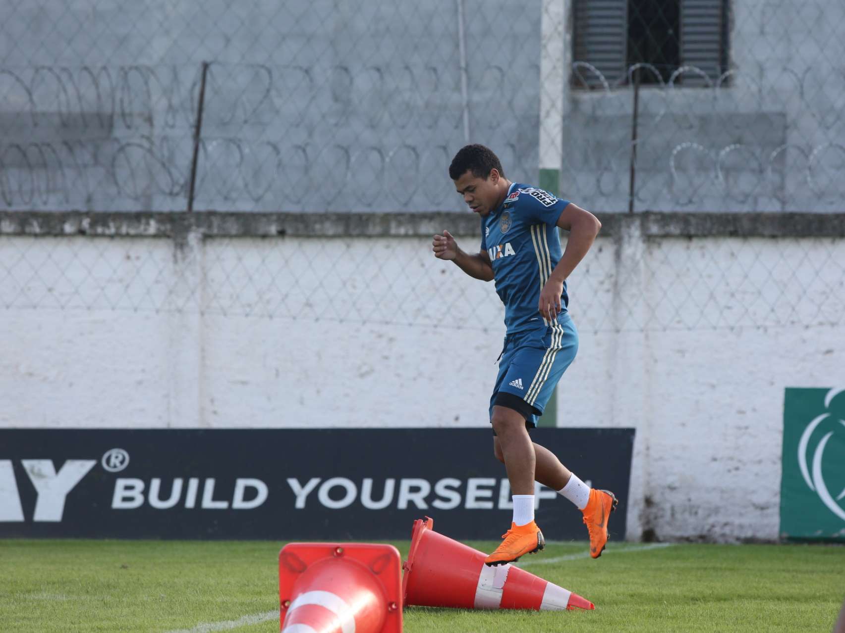 Coxa se prepara visando confronto direto