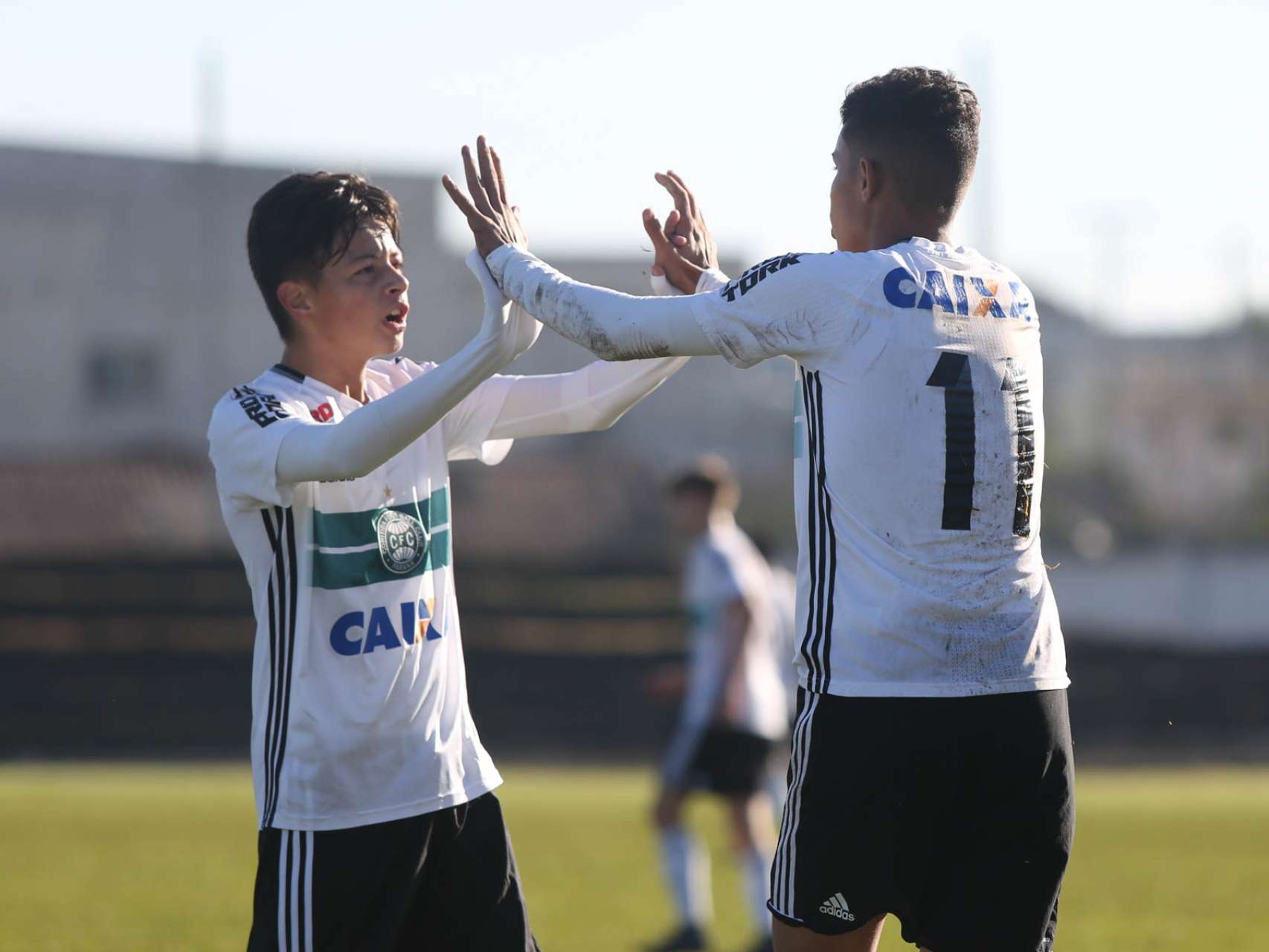 Sub-15 vence mais uma