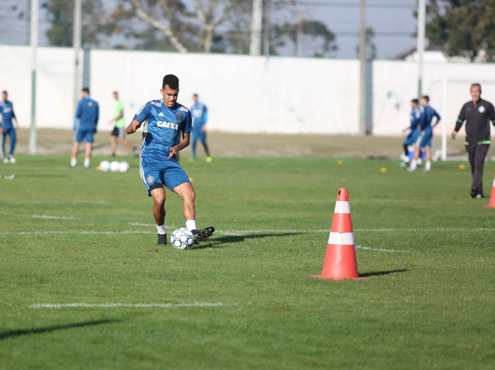 Com novidades, Coxa trabalha no CT