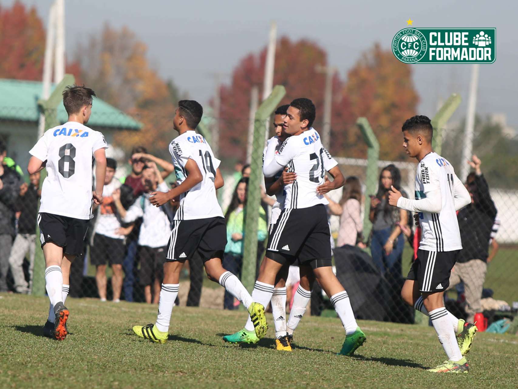 Sub-15 vence fora e avan�a � semifinal